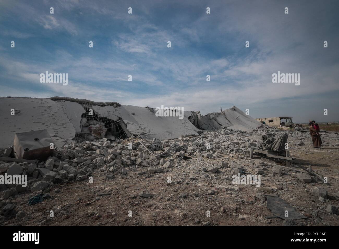 Un edificio visto distrutti dall'aria russa sciopero. Il siriano i ribelli affermano che l'esercito dell'aria russa ha effettuato un attacco di ribelli della zona di controllo di Kafar Amim in provincia Idib. L'esercito dell'aria russa è corrente l'esecuzione di missioni di targeting anti forze di governo in Siria sotto la richiesta del governo siriano. Foto Stock