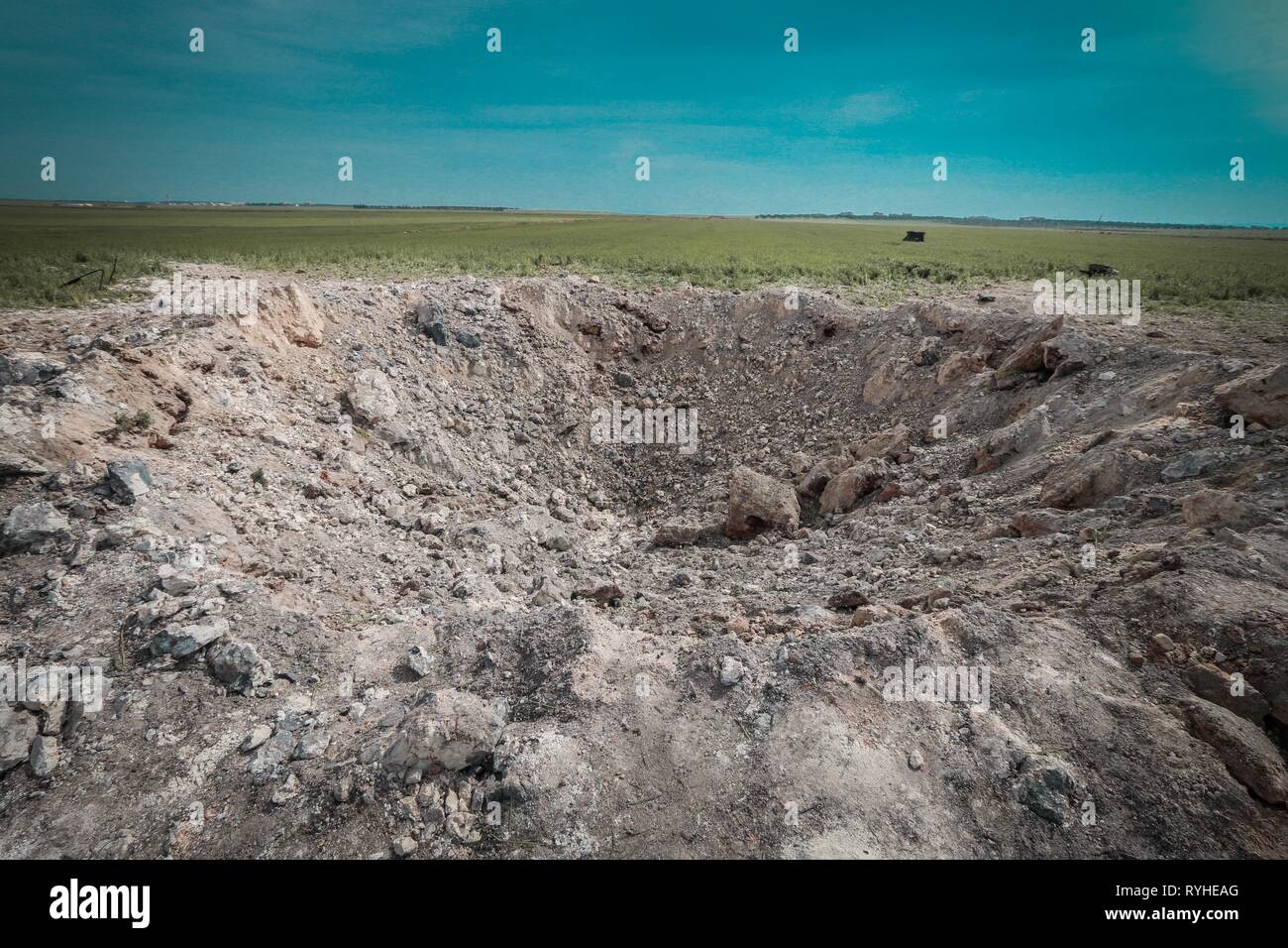 Un enorme foro creato da un attacco aereo in precedenza. Il siriano i ribelli affermano che l'esercito dell'aria russa ha effettuato un attacco di ribelli della zona di controllo di Kafar Amim in provincia Idib. L'esercito dell'aria russa è corrente l'esecuzione di missioni di targeting anti forze di governo in Siria sotto la richiesta del governo siriano. Foto Stock