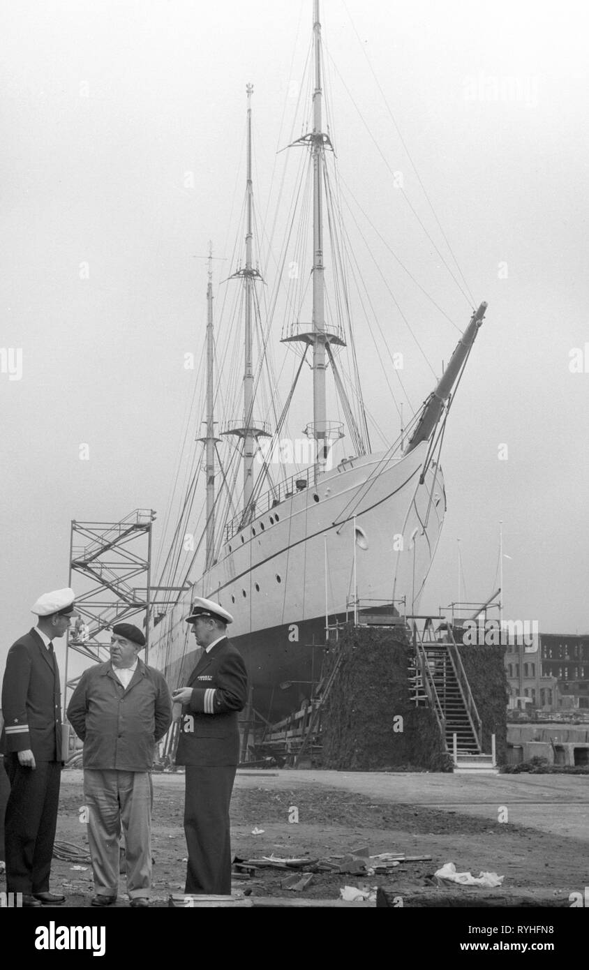 Archiviato - 22 agosto 1958, Amburgo: ultime preparazioni nei locali del cantiere navale Blohm & Voss ad Amburgo prima del lancio della vela di formazione "nave Gorch Fock' della Marina tedesca su 22.08.1958 - recrop foto: Lothar Heidtmann/dpa Foto Stock