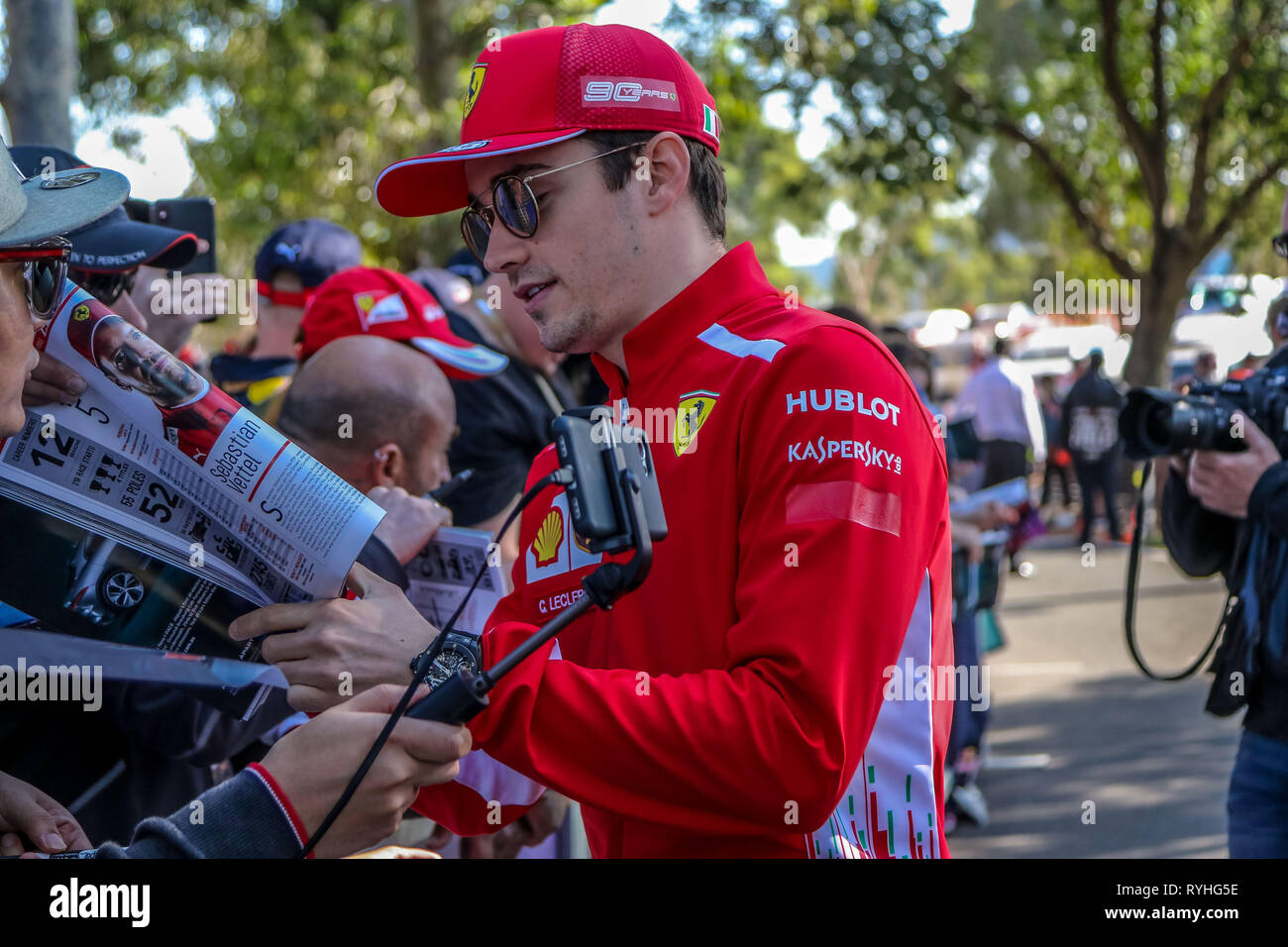 Melbourne, Victoria , Australia -14 Marzo 2019 - Campionato del Mondo di Formula Uno FIA 2019 - Formula Uno Rolex Australian Grand Prix-No.16 Charles Leclerc (Monaco ) a correre per la Scuderia Ferrari pone per le foto con i fans. Credito: Brett keating/Alamy Live News Foto Stock