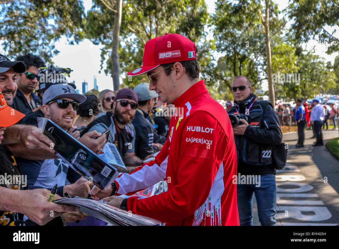 Melbourne, Victoria , Australia -14 Marzo 2019 - Campionato del Mondo di Formula Uno FIA 2019 - Formula Uno Rolex Australian Grand Prix-No.16 Charles Leclerc (Monaco ) a correre per la Scuderia Ferrari pone per le foto con i fans. Credito: Brett keating/Alamy Live News Foto Stock