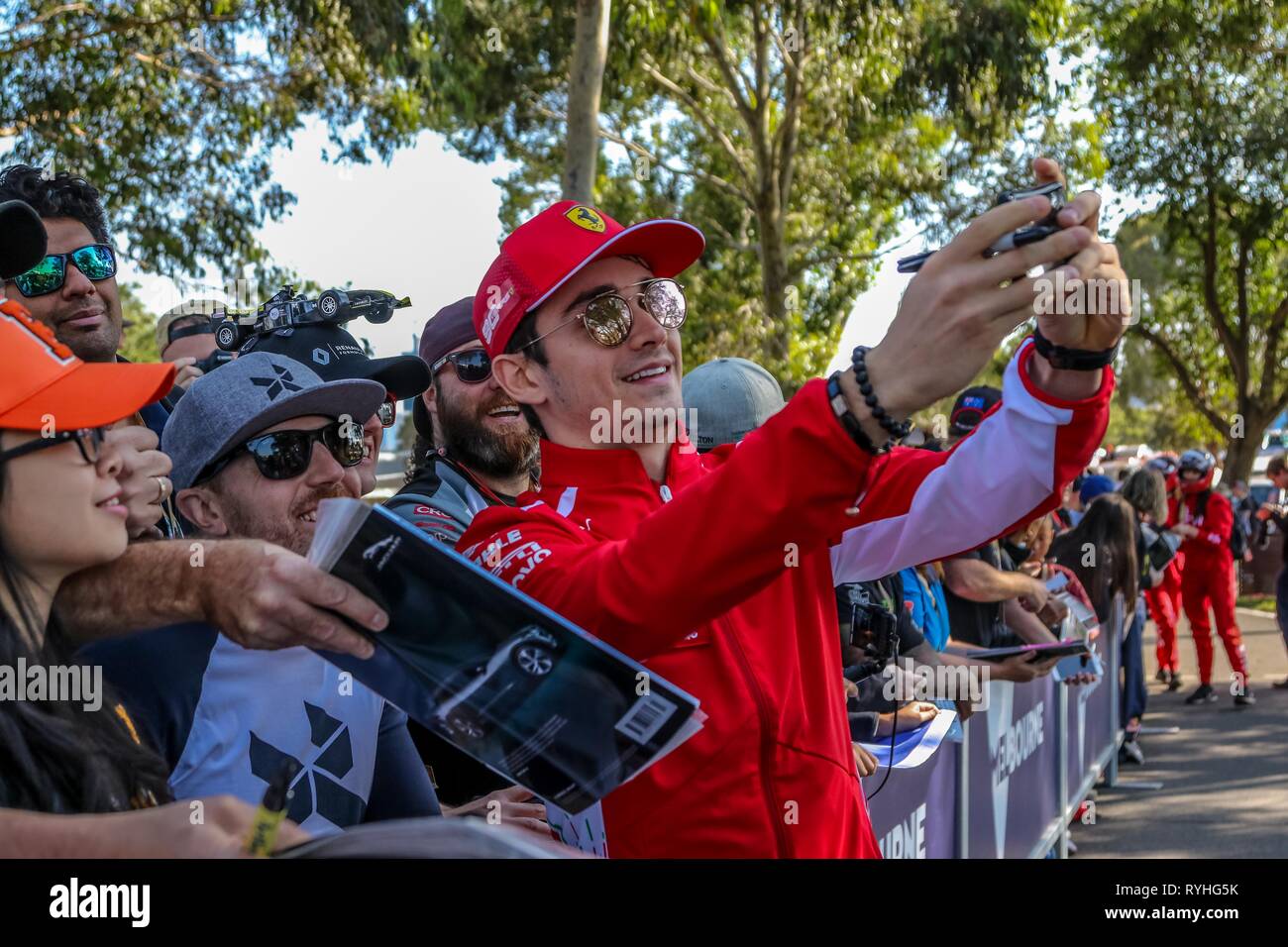 Melbourne, Victoria , Australia -14 Marzo 2019 - Campionato del Mondo di Formula Uno FIA 2019 - Formula Uno Rolex Australian Grand Prix-No.16 Charles Leclerc (Monaco ) a correre per la Scuderia Ferrari pone per le foto con i fans. Credito: Brett keating/Alamy Live News Foto Stock