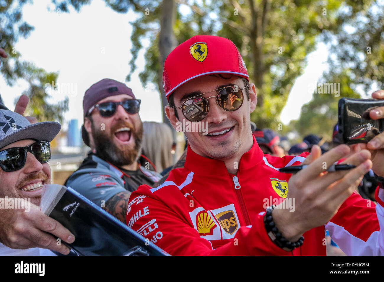 Melbourne, Victoria , Australia -14 Marzo 2019 - Campionato del Mondo di Formula Uno FIA 2019 - Formula Uno Rolex Australian Grand Prix-No.16 Charles Leclerc (Monaco ) a correre per la Scuderia Ferrari pone per le foto con i fans. Credito: Brett keating/Alamy Live News Foto Stock