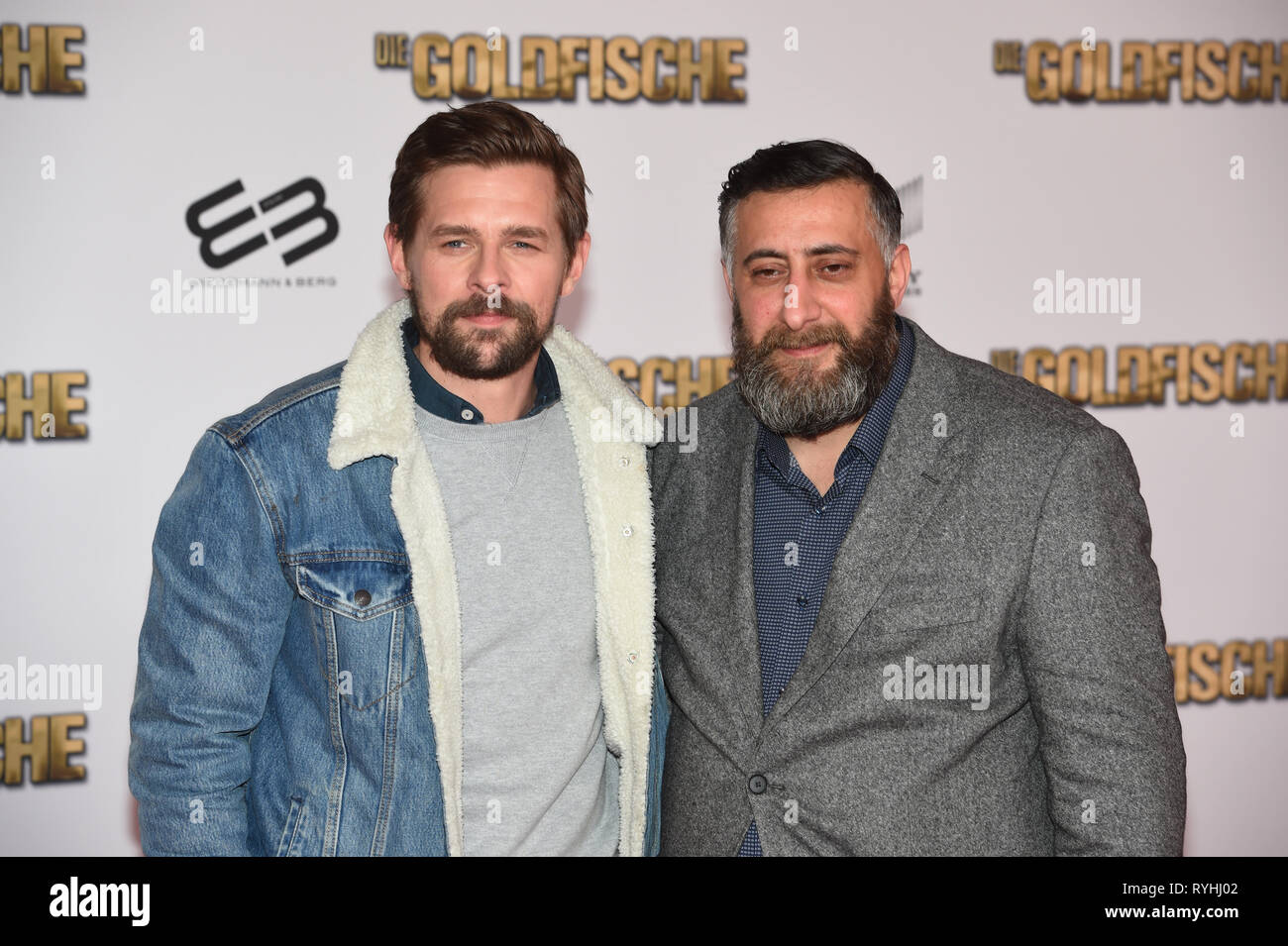 13 marzo 2019, il Land della Baviera, München: l'attore Klaas Heufer-Umlauf (l) e Kida Khodr Ramadan venire al mondo premiere della commedia 'Die Goldfische' nell'Mathäser cinema e dare un colloquio per la stazione televisiva Pro 7. Foto: Felix Hörhager/dpa Foto Stock