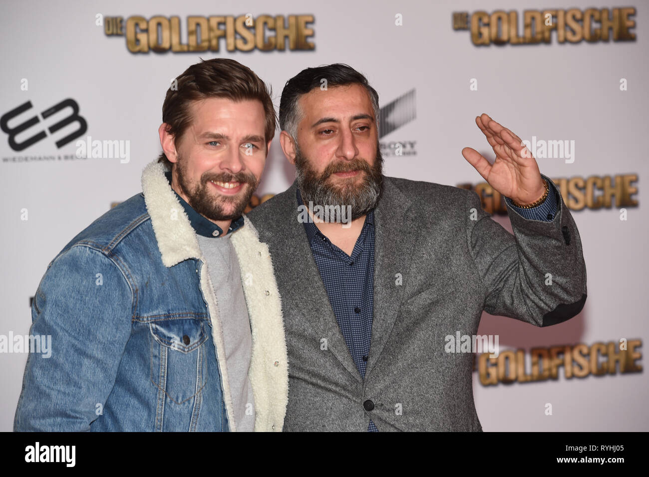 13 marzo 2019, il Land della Baviera, München: l'attore Klaas Heufer-Umlauf (l) e Kida Khodr Ramadan venire al mondo premiere della commedia 'Die Goldfische' nell'Mathäser cinema e dare un colloquio per la stazione televisiva Pro 7. Foto: Felix Hörhager/dpa Foto Stock