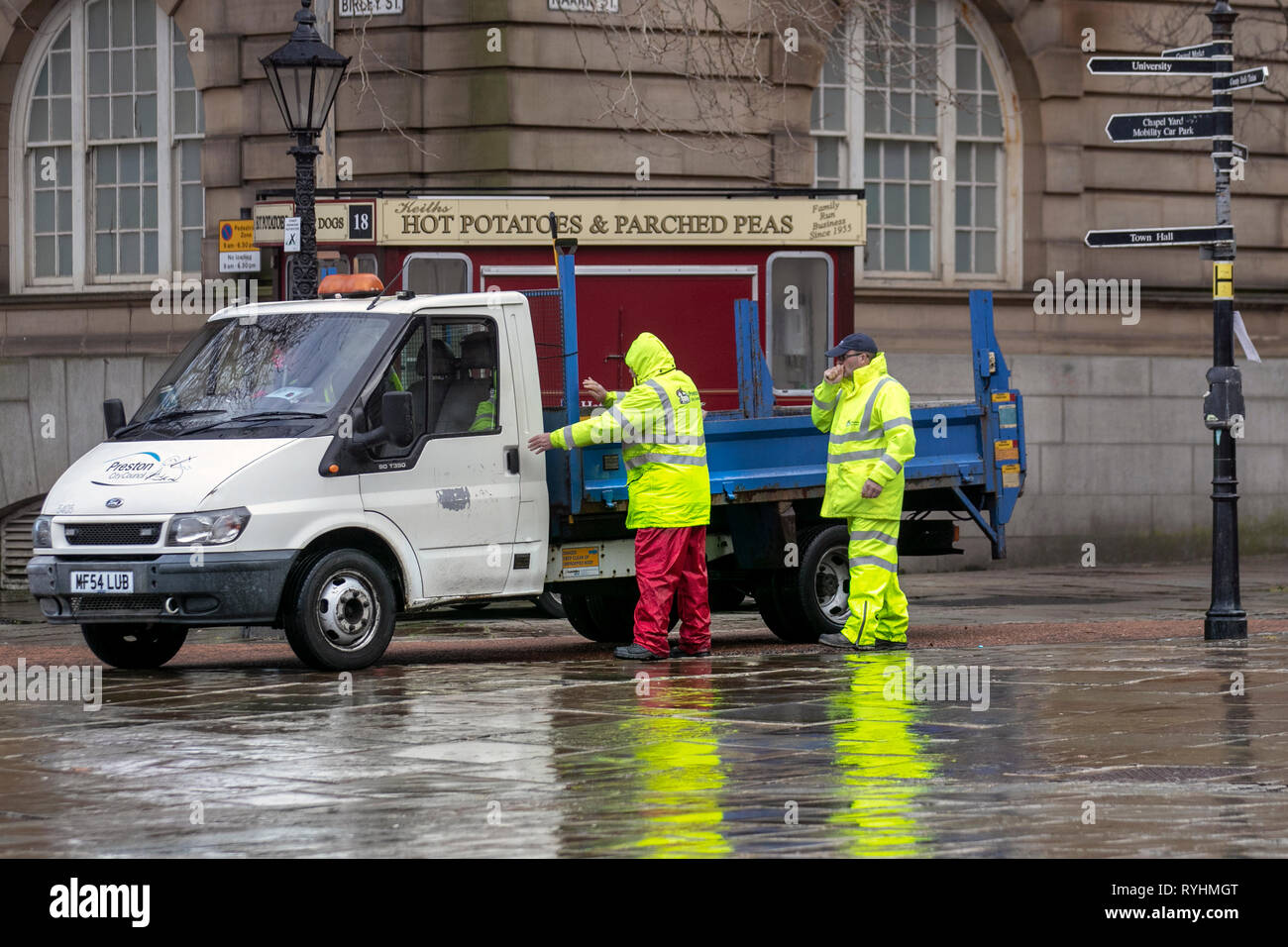 Preston, Lancashire. 14 Marzo 2019. Regno Unito Meteo. Venti raffici per i lavoratori del consiglio e i lavoratori, con docce a pioggia nel centro della città. Ventoso con sole e docce arrugginite, le docce più pesanti e più frequenti in Occidente. Foto Stock