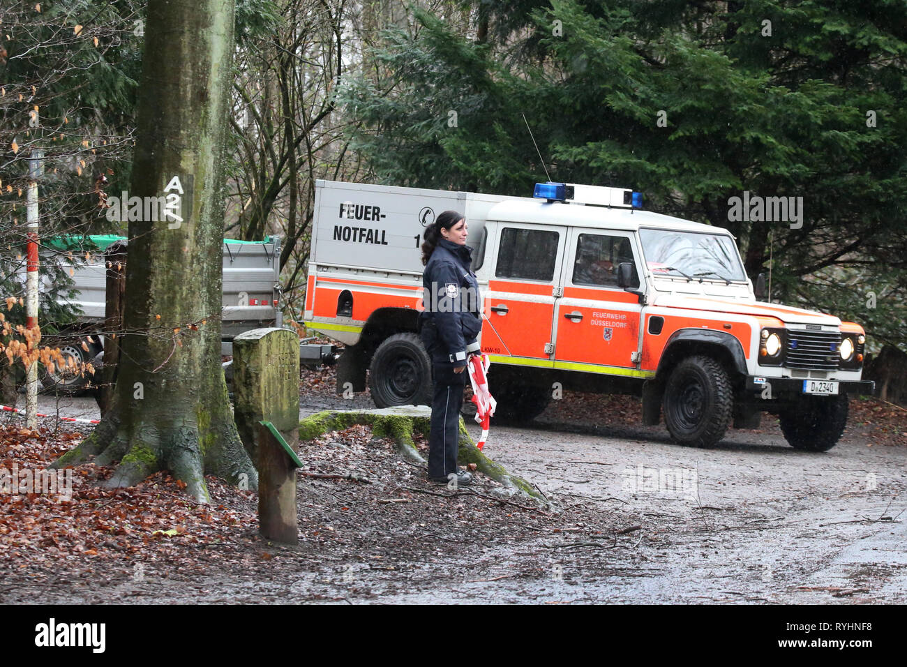 14 marzo 2019, della Renania settentrionale-Vestfalia, Düsseldorf: un veicolo di emergenza del Düsseldorf vigili del fuoco stand durante un esercizio nella foresta. Lo stato della Renania settentrionale-Vestfalia è provare un'emergenza: nella foresta Aaper, una operazione di contenere e di lotta contro la peste suina africana è simulato per il distretto amministrativo di Düsseldorf come parte di un esercizio a livello nazionale. L'ufficio competente per la tutela dei consumatori/ufficio veterinario, i vigili del fuoco di Düsseldorf, l'ordine pubblico ufficio, il giardino, il cimitero e la silvicoltura ufficio come pure i cacciatori responsabile per la zona di partecipare Foto Stock