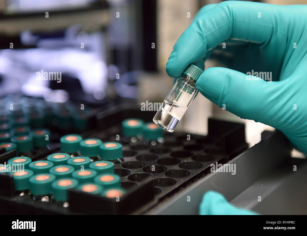 14 marzo 2019, della Renania settentrionale-Vestfalia, Duisburg: Karolin Hahne, dipendente presso il nuovo centro di acqua del Landesumweltamt, equipaggia ad alta risoluzione di uno spettrometro di massa con un campione. Dopo due anni di costruzione, il nuovo laboratorio e ufficio edificio del Landesamt für Natur, Umwelt und Verbraucherschutz (LANUV) era pronto per l'occupazione. Nei laboratori, qualità dell'acqua è monitorato, tra le altre cose. Foto: Caroline Seidel/dpa Foto Stock