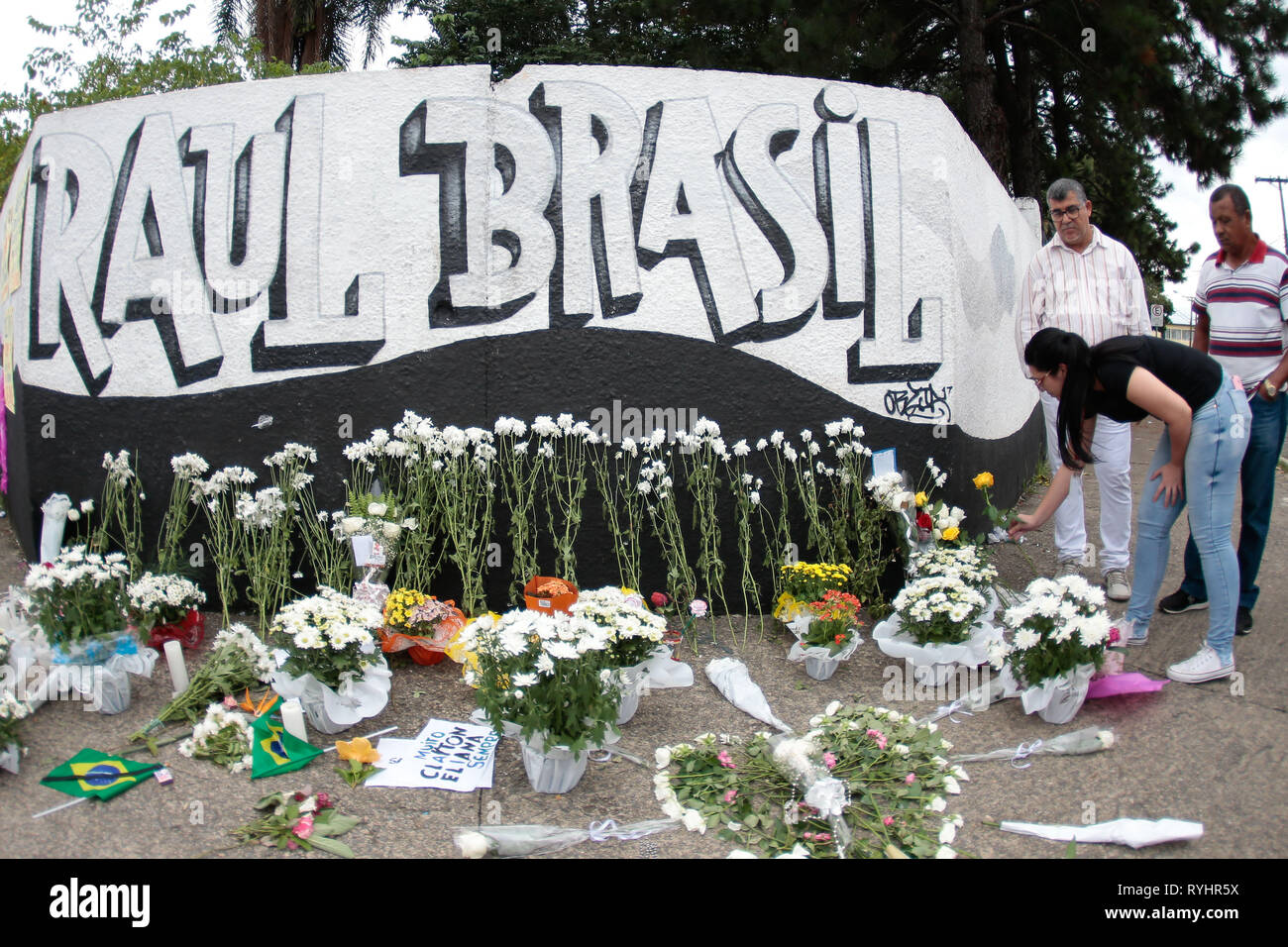 Suzano, Brasile. Xiv Mar, 2019. SP - Sao Paulo - 03/14/2019 - Raul Brasil scuola statale di Suzano - Un giorno dopo il massacro a Raul Brasil scuola statale, dove 2 ex tiratori dalla scuola ha aperto il fuoco uccidendo 5 studenti e 2 dipendenti di sesso femminile, lasciando circa 11 feriti, quindi uno dei tiratori ucciso gli altri e che egli ha commesso suicidio. Foto: Marcello Zambrana/AGIF Credito: AGIF/Alamy Live News Foto Stock