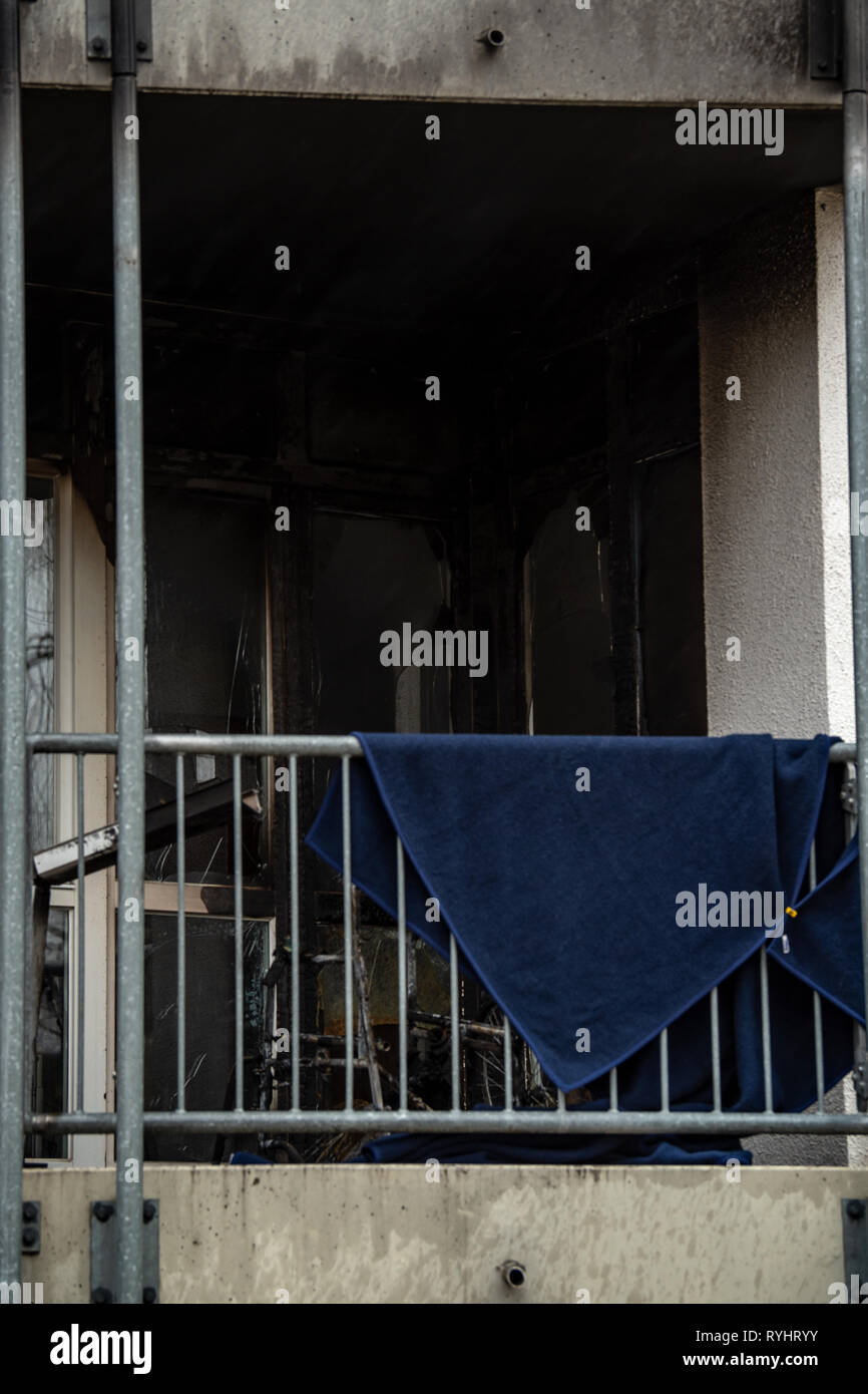 Erding, Germania. Xiv Mar, 2019. Sul balcone di una vecchia casa di riposo a Erding, tracce di fuliggine può essere visto dopo un incendio. Un 99-anno-vecchio bruciate residente a morte nella sua sedia a rotelle. Credito: Sina Schuldt/dpa/Alamy Live News Foto Stock