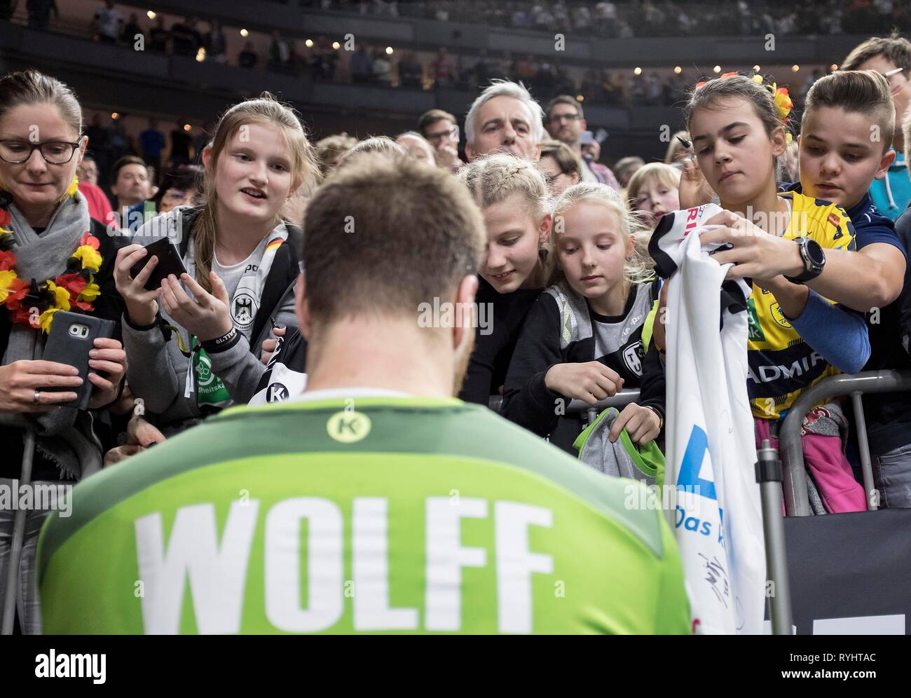 Colonia, Deutschland. Xx gen, 2019. Funzione, portiere Andreas WOLFF (GER) scrive autografi, generale, motivo di confine. Rotonda principale Gruppo I, Germania (GER) - Islanda (ISL) 24 - 19, su 01/19/2019 in Koeln/Germania. Pallamano World Cup 2019, dal 10.01. - 27.01.2019 in Germania e Danimarca. | Utilizzo di credito in tutto il mondo: dpa/Alamy Live News Foto Stock