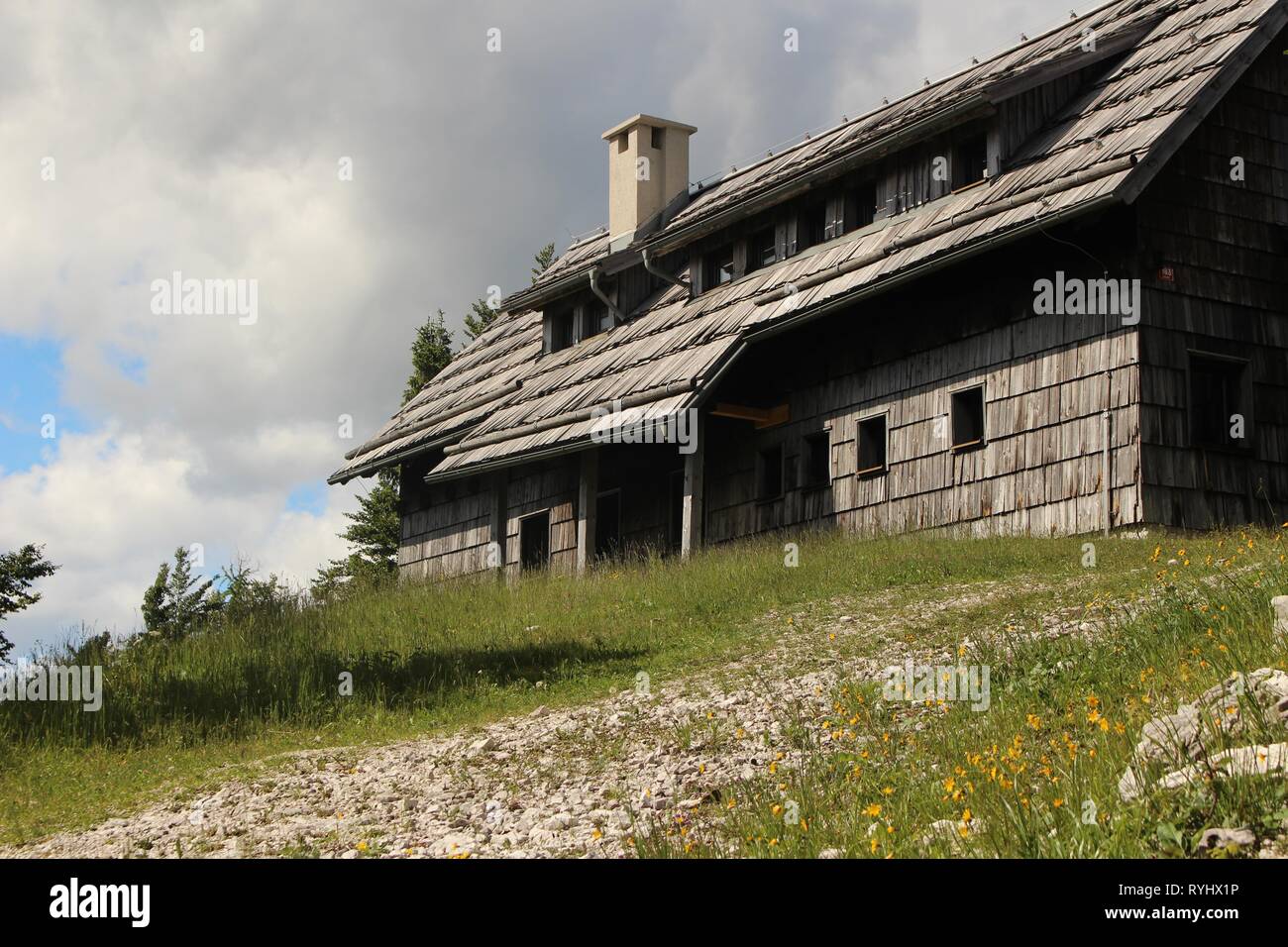 Cottage di legno sulla cima della montagna Foto Stock