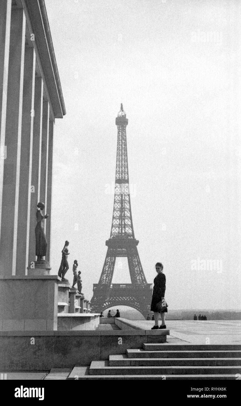 Parigi Torre Eiffel nel mese di aprile 1944. Parigi 1940 donna famoso punto di riferimento europa francese europeo Foto Stock