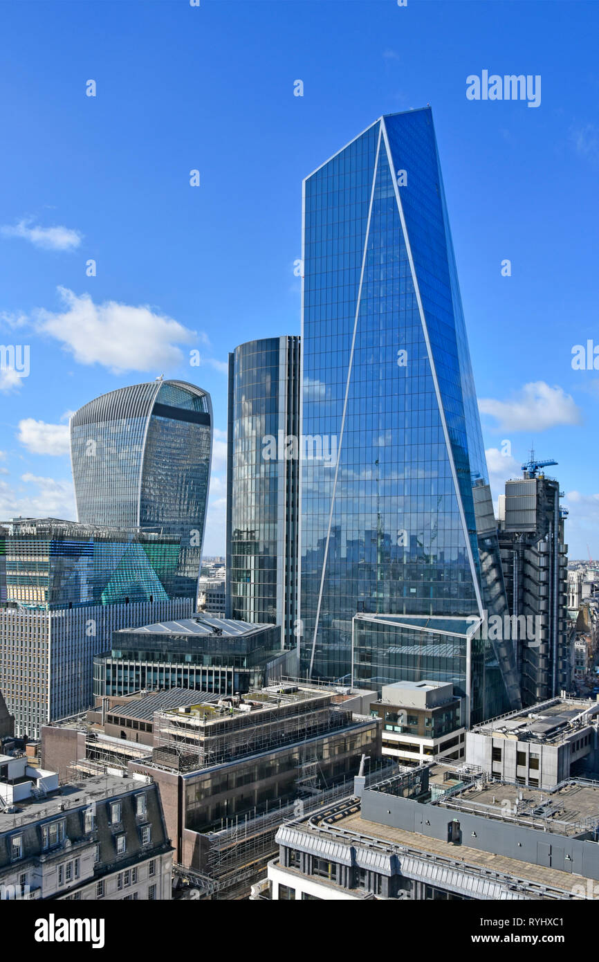 Skyline della città di Londra e paesaggio urbano del punto di riferimento del grattacielo Scalpel edificio tra Walkie Talkie estrema sinistra e Lloyds di Londra destra Inghilterra Regno Unito Foto Stock