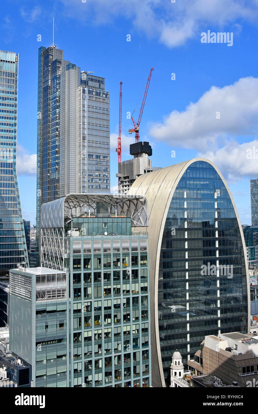 Di forma insolita ufficio edificio nick-denominato può di prosciutto su City of London skyline con alte Heron Tower grattacielo commerciale al di là dell'Inghilterra, Regno Unito Foto Stock