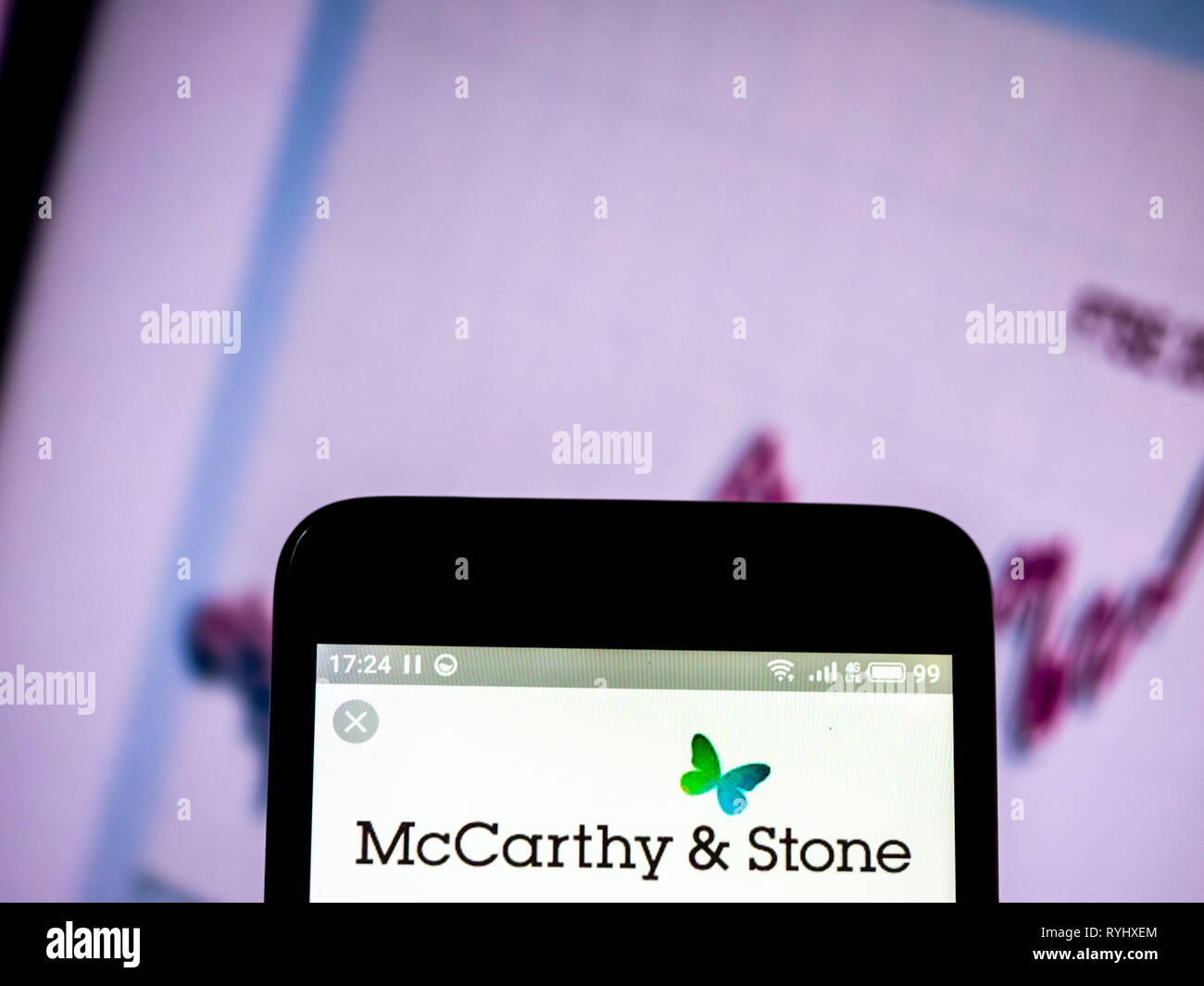 McCarthy & Stone plc logo azienda vede visualizzato sul telefono intelligente. Foto Stock