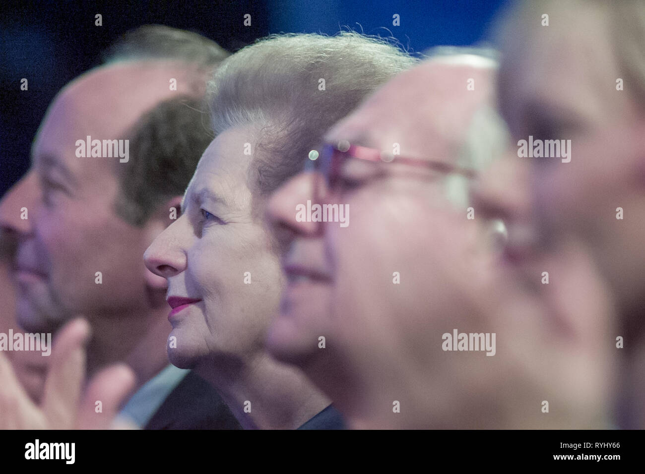 Margaret Thatcher nel pubblico al 1999 Tory conferenza di partito guardando Theresa Maggio parlare Foto Stock