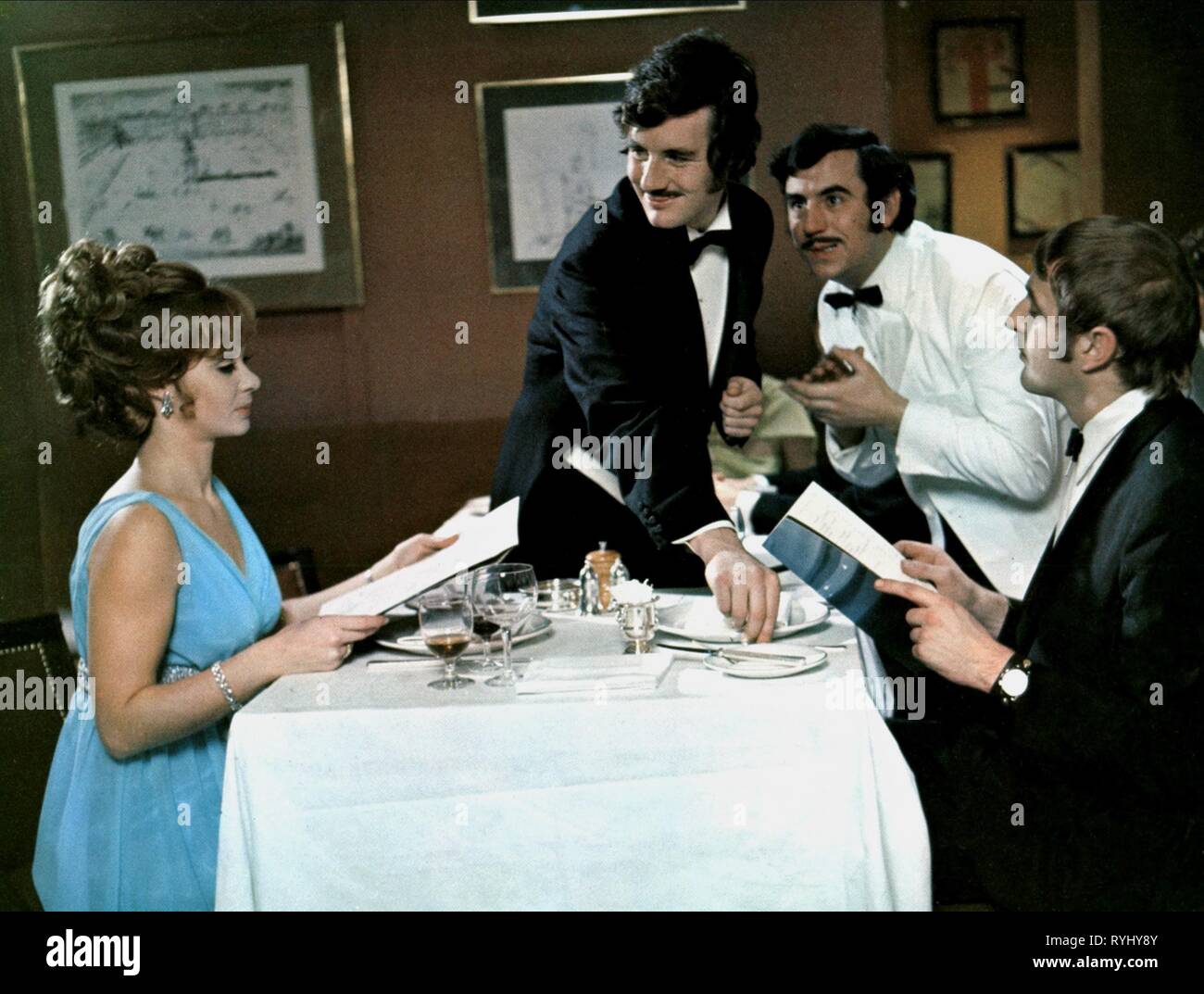 CAROL CLEVELAND, Michael Palin e Terry Jones, GRAHAM CHAPMAN, e ora qualcosa di completamente diverso, 1971 Foto Stock
