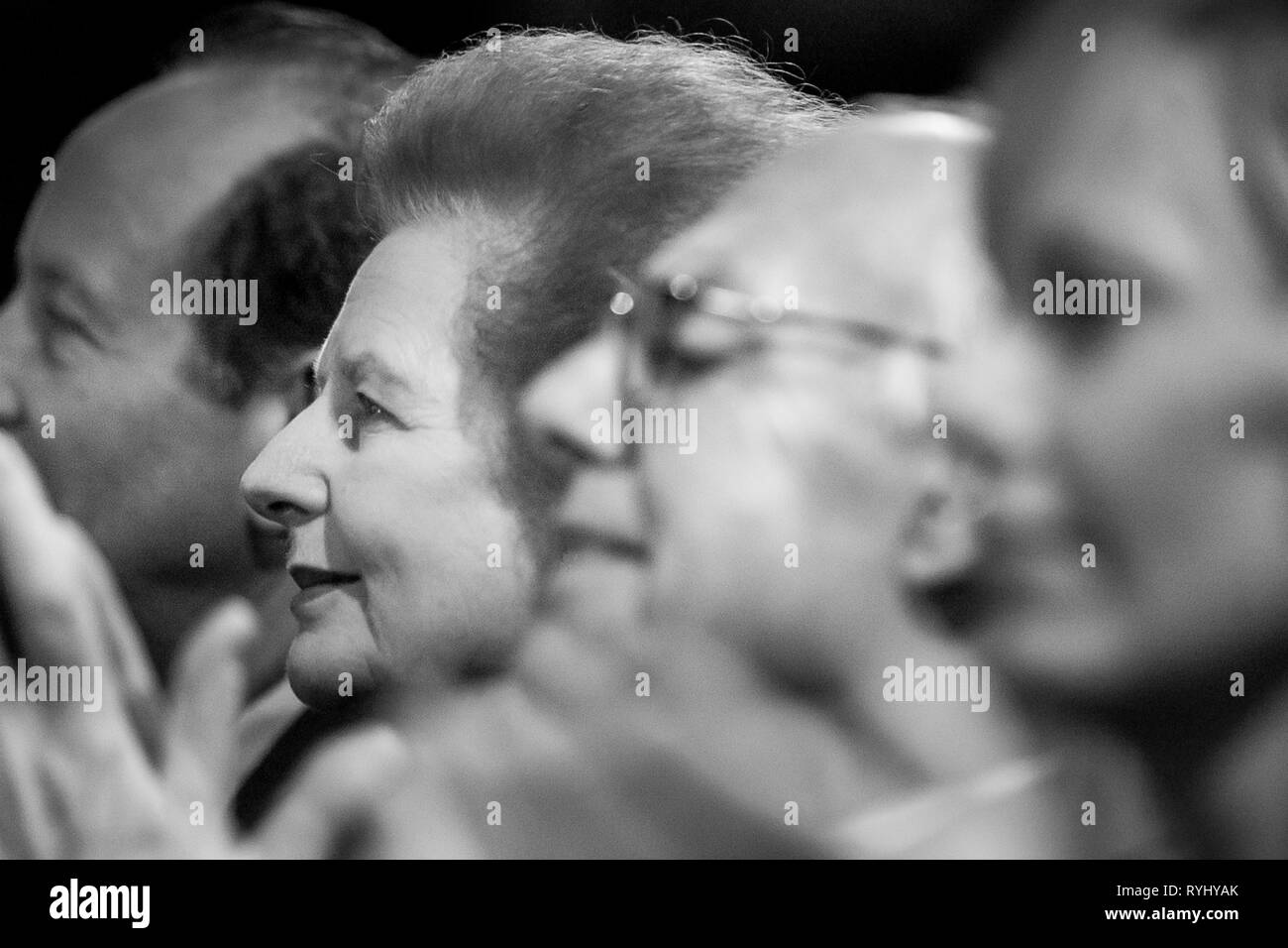 Margaret Thatcher nel pubblico al 1999 Tory conferenza di partito guardando Theresa Maggio parlare Foto Stock