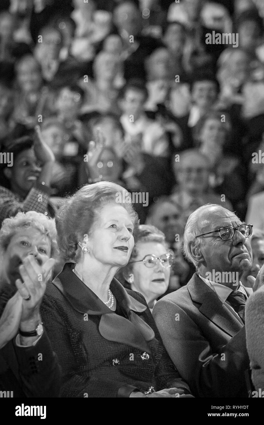 Margaret Thatcher nel pubblico al 1999 Tory conferenza di partito guardando Theresa Maggio parlare Foto Stock