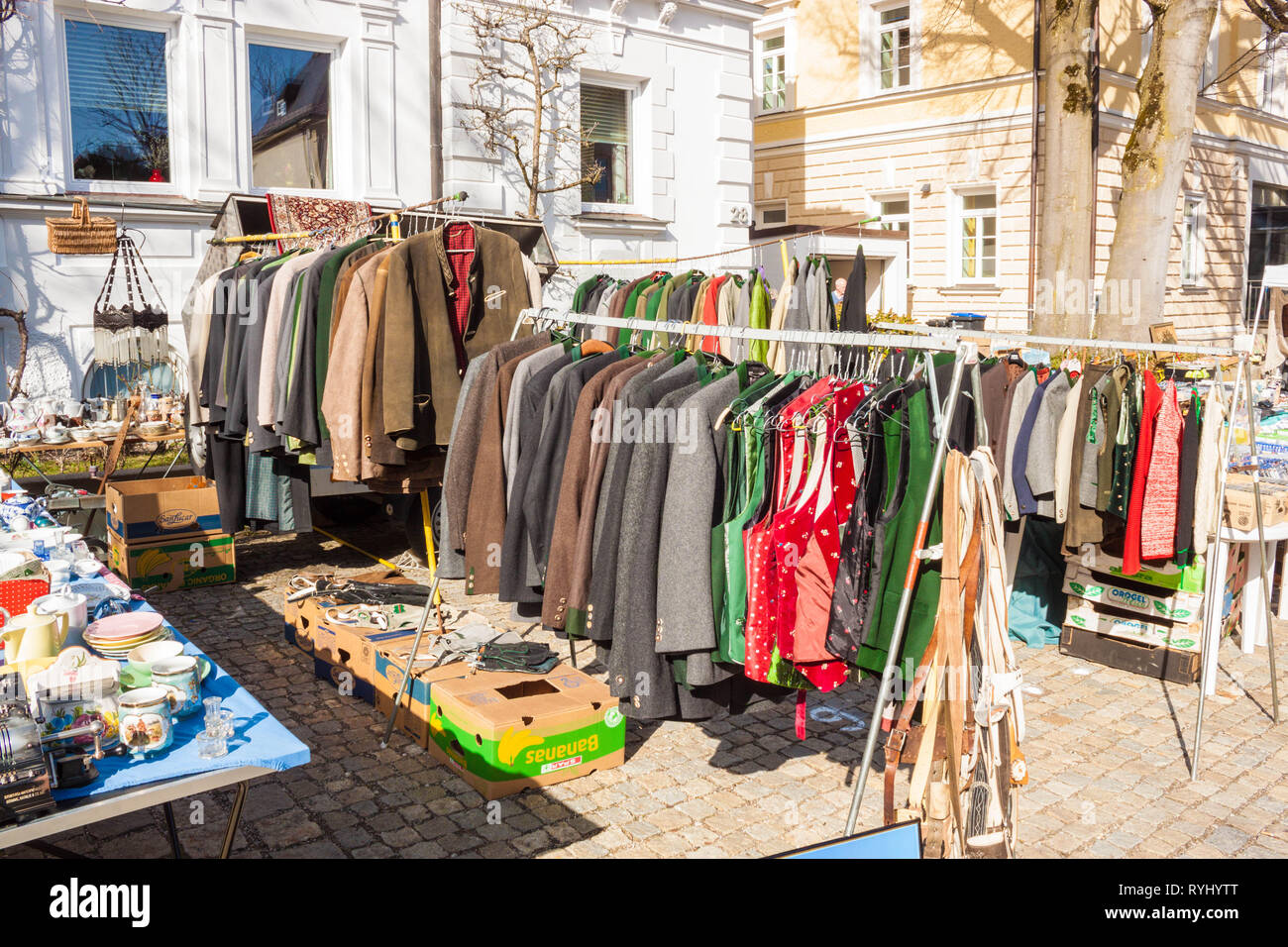 Traunstein, Germania - Aprile 8, 2018: tradizionali bavaresi vestiti per la vendita su un esterno di mercato delle pulci. Giacche e giubbotti di appendere visualizzati sul rack. Foto Stock