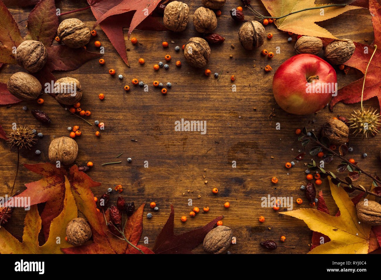 Autunno frutta, bacche e foglie su sfondo di legno. Flat Top laici vista con copia spazio. Foto Stock