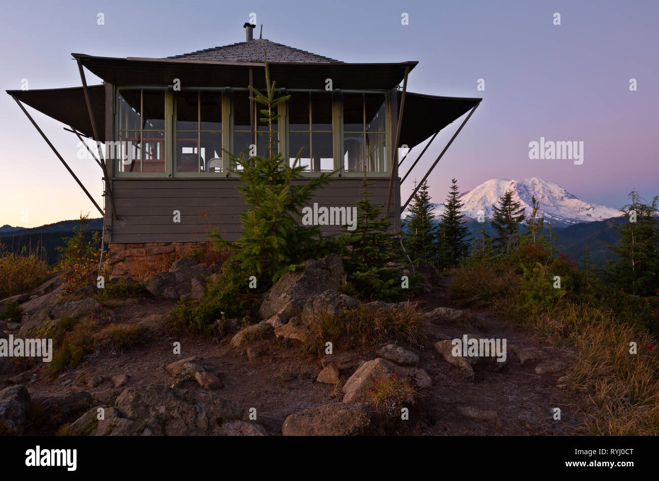 WA15924-00...WASHINGTON - la luce morbida di alba schiarimento Suntop Lookout e Mount Rainier da Suntop montagna nel Monte Baker-Snoqualmie compit Foto Stock