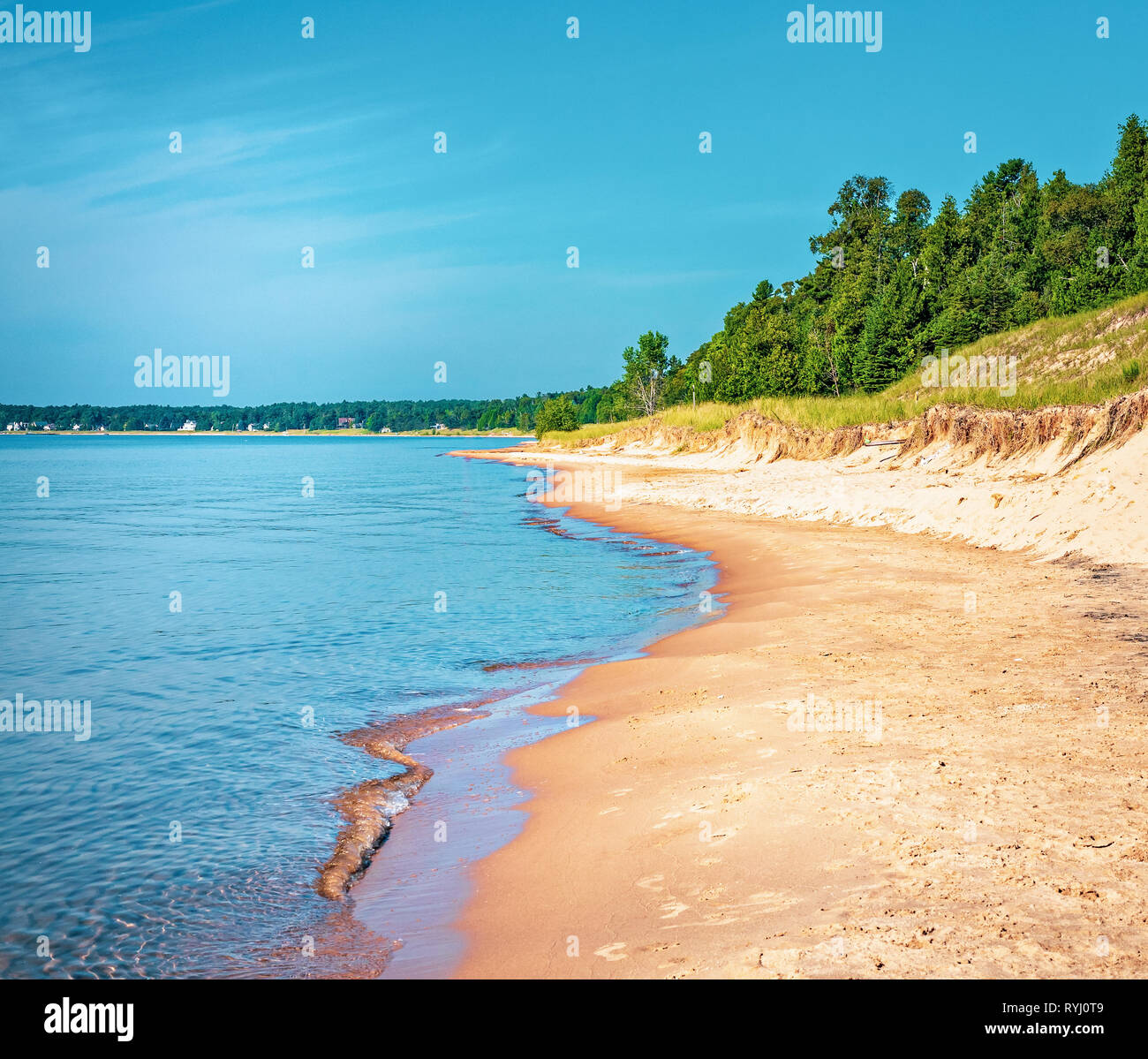 Spiaggia sabbiosa di costa del lago Michigan da Whitefish Dunes State Park in Door County Wisconsin. Foto Stock
