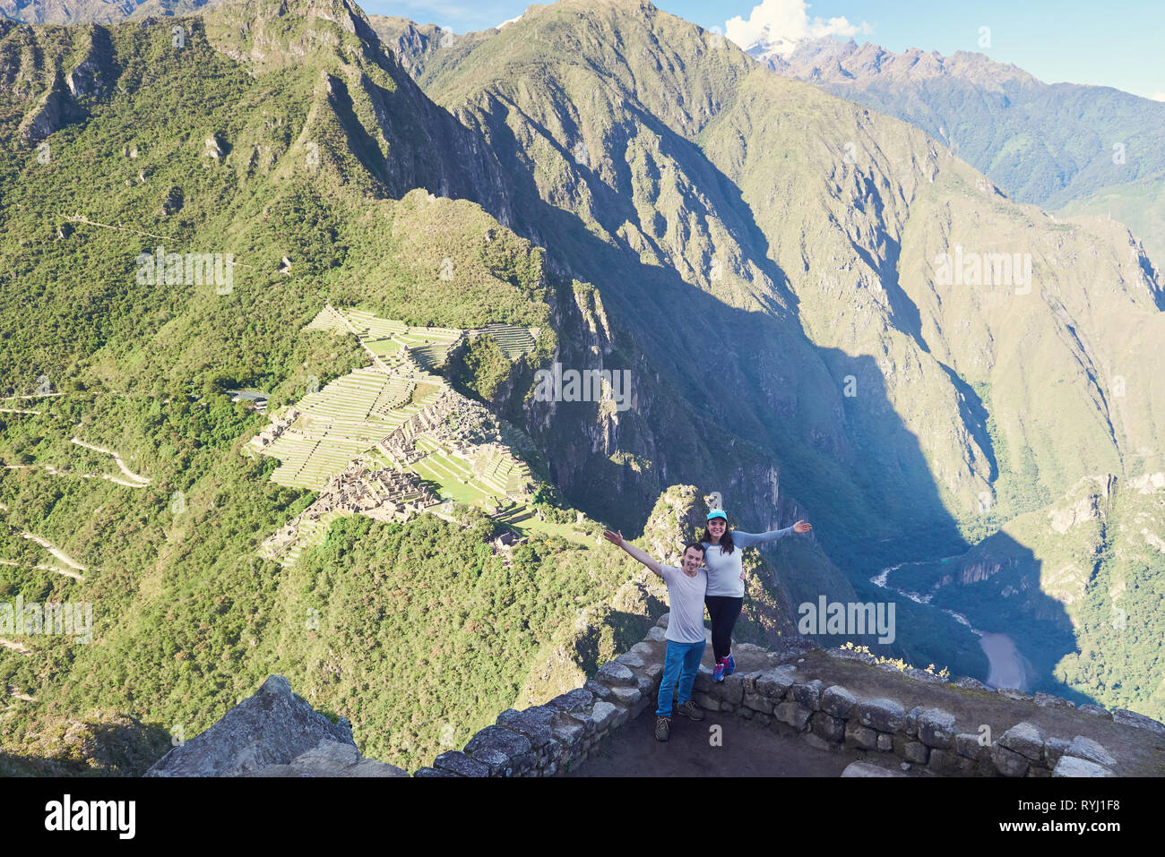 Coppia felice su Viaggi Machu Picchu sfondo. Il Perù tema Viaggi Foto Stock