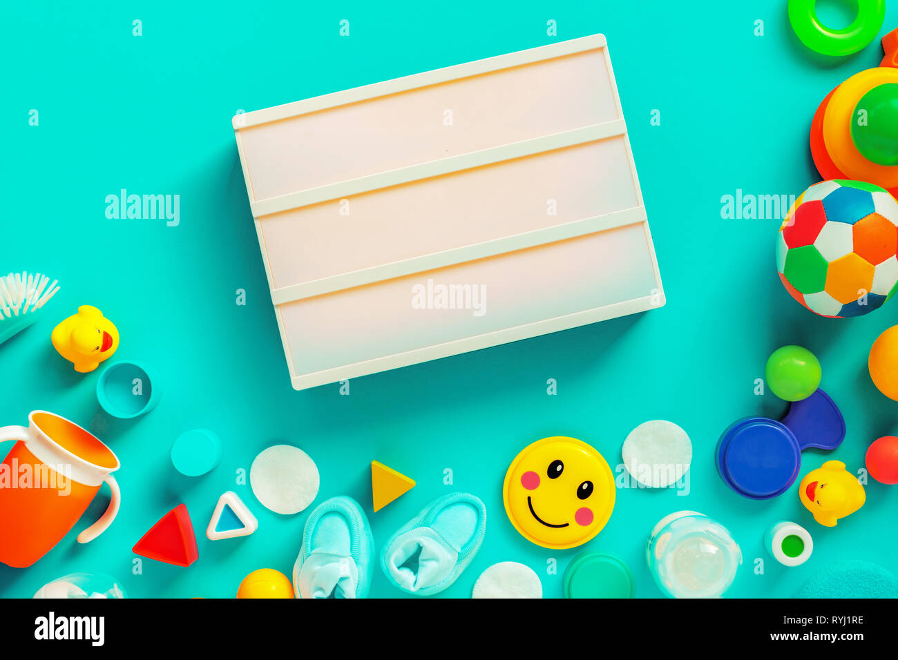 Piatto lightbox laici come copia di spazio con baby accessori e giocattoli vista superiore Foto Stock