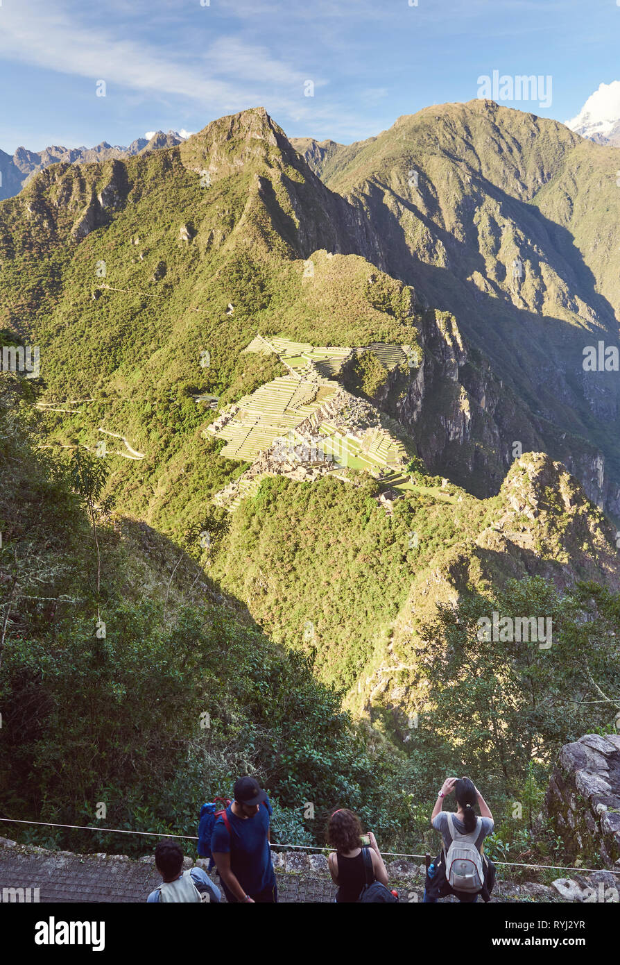 Machu Picchu, Perù - marzo 11, 2019:persone scattare foto di Machu Picchu da montagna Foto Stock