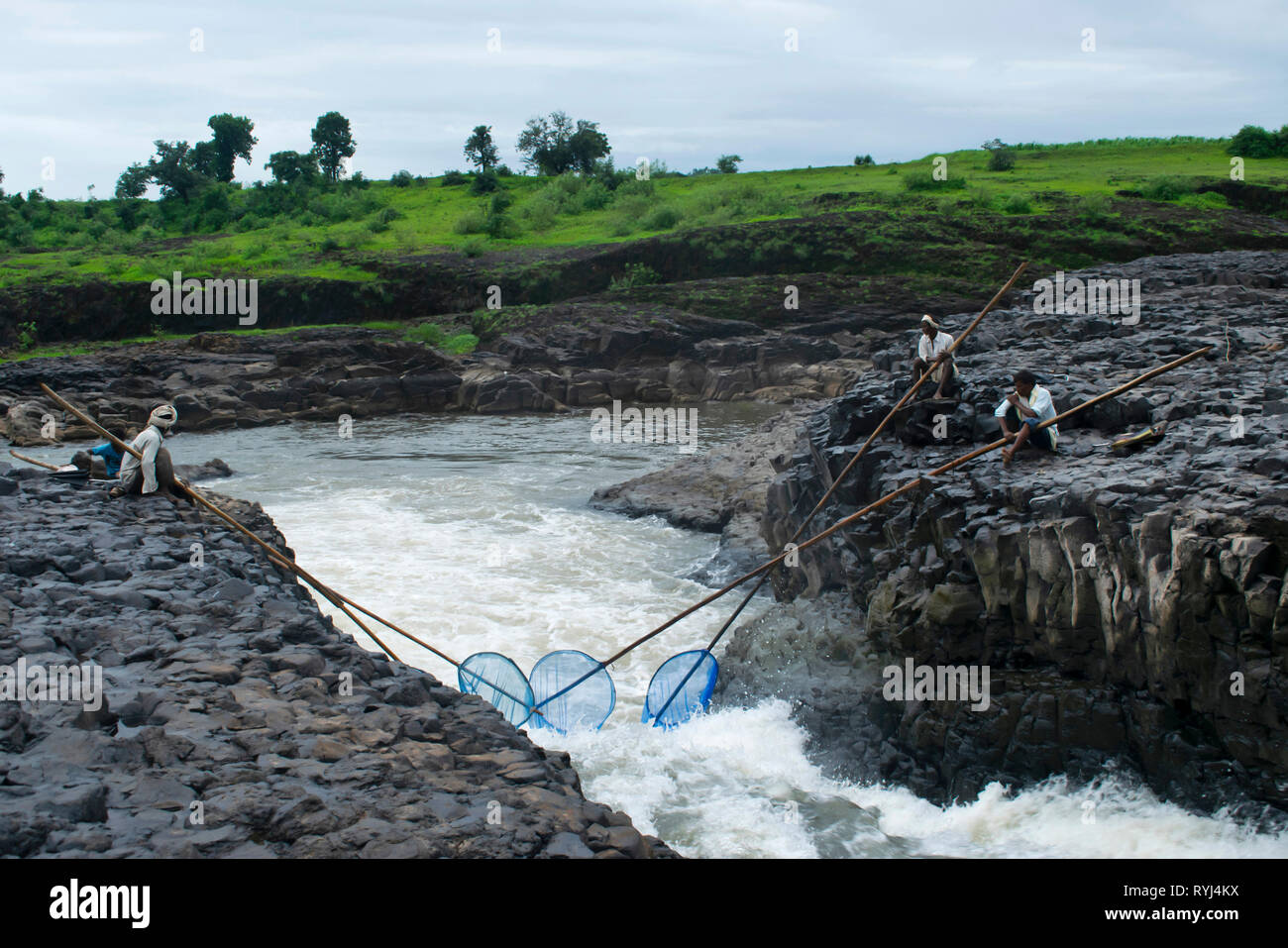 DHARNI, AMRAVATI, Maharashtra, agosto 2018, pescatore la pesca con reti a cascata Utawali al villaggio Utawali Foto Stock