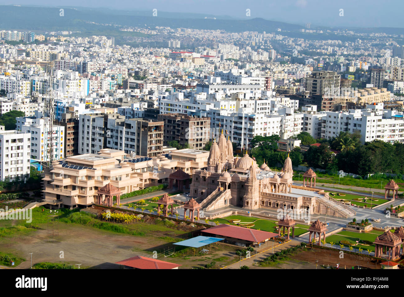 Tempio di Swaminarayan vista aerea dalla collina di Pune, Maharashtra, India Foto Stock