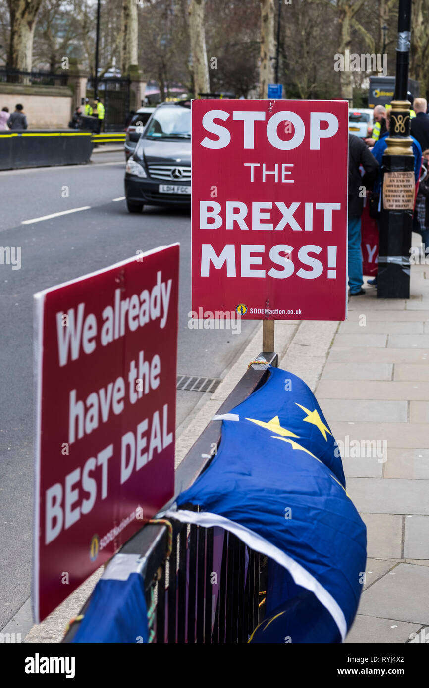 Persone che protestano su Brexit al di fuori del Parlamento, il Palazzo di Westminster, Londra, Inghilterra, Regno Unito Foto Stock