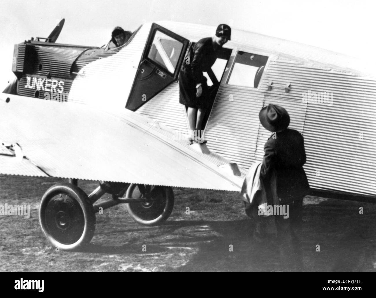 Trasporti / trasporto, aviazione, aeromobili, Junkers F 13 della Deutsche Luft Hansa, i passeggeri sono di entrare al di sopra del parafango, Germania, più tardi 1920s, Additional-Rights-Clearance-Info-Not-Available Foto Stock