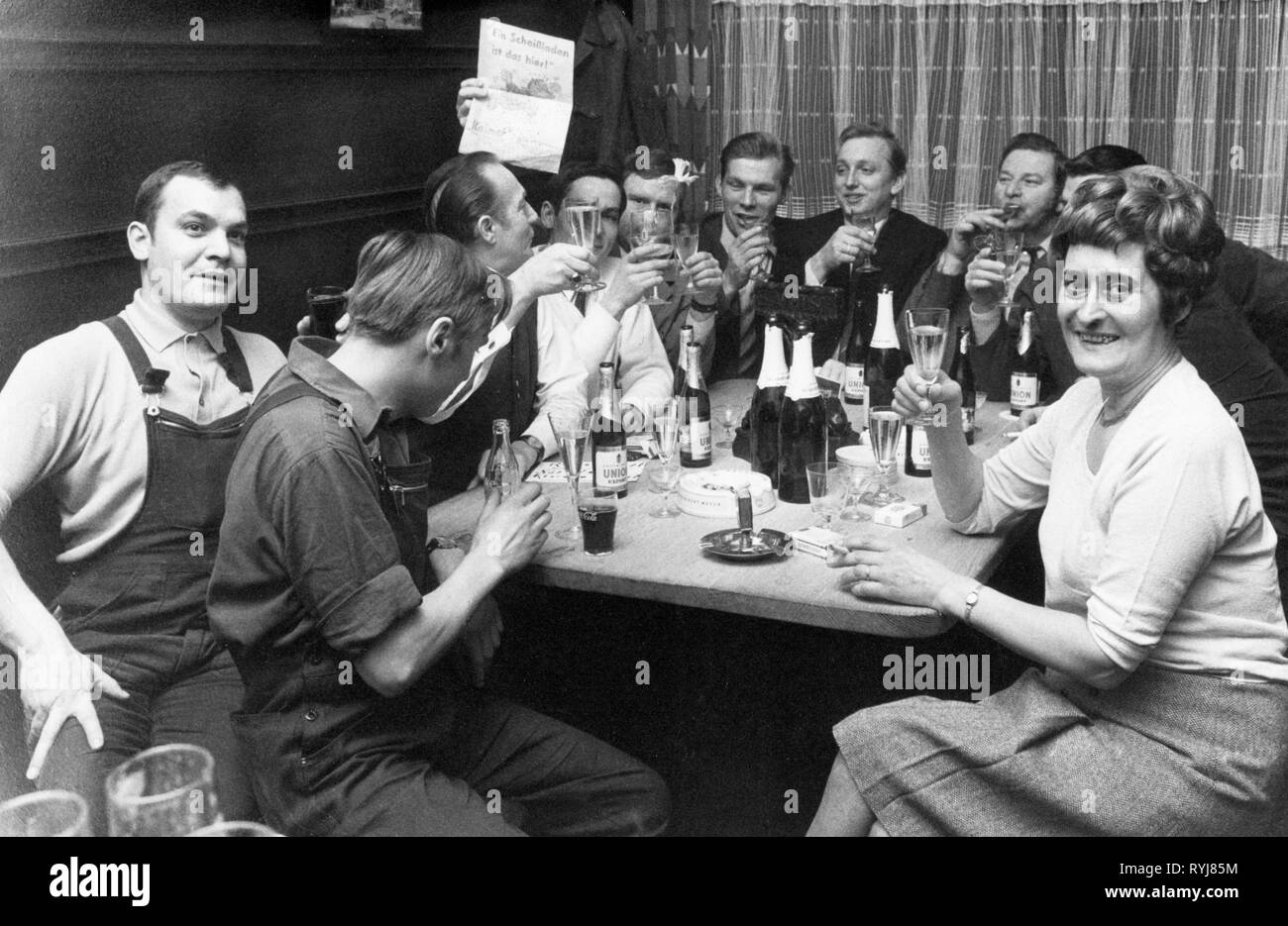 Gastronomia, pub, partito in un pub, 1971, Additional-Rights-Clearance-Info-Not-Available Foto Stock