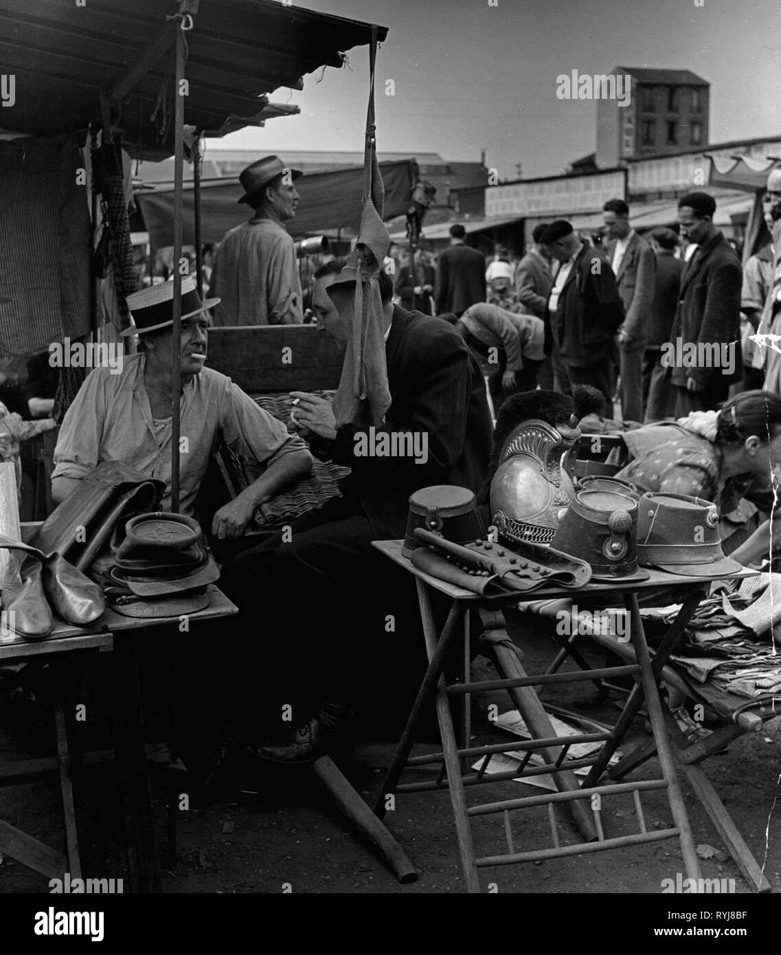 Gli scambi, i mercati, traffico, merchant con militaria sul mercato delle pulci, Spagna, anni cinquanta, Additional-Rights-Clearance-Info-Not-Available Foto Stock