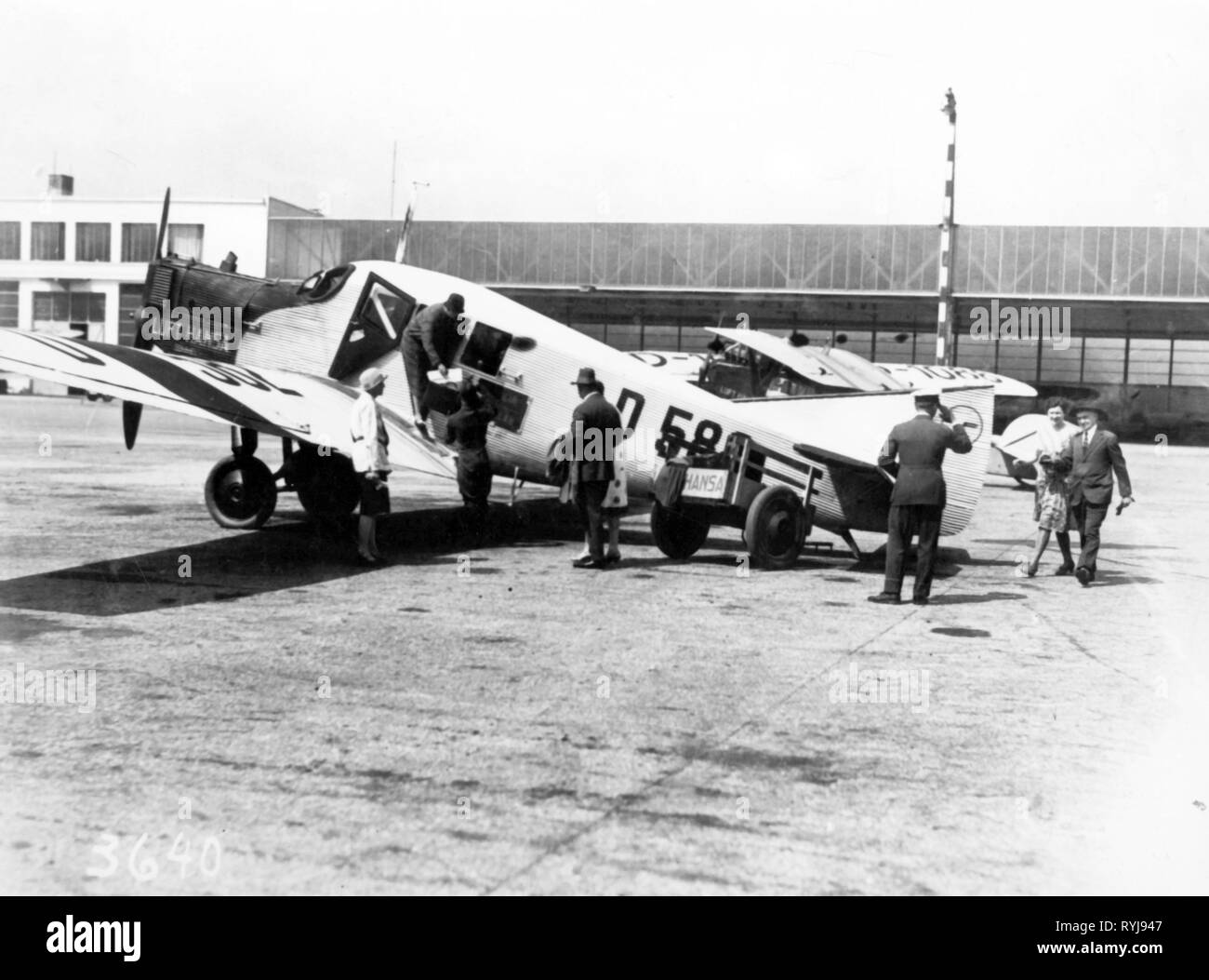Trasporti / trasporto, aviazione, aerei per il trasporto passeggeri, Junkers F 13 del tedesco Luft Hansa in un aeroporto, in Germania, circa 1930, Additional-Rights-Clearance-Info-Not-Available Foto Stock