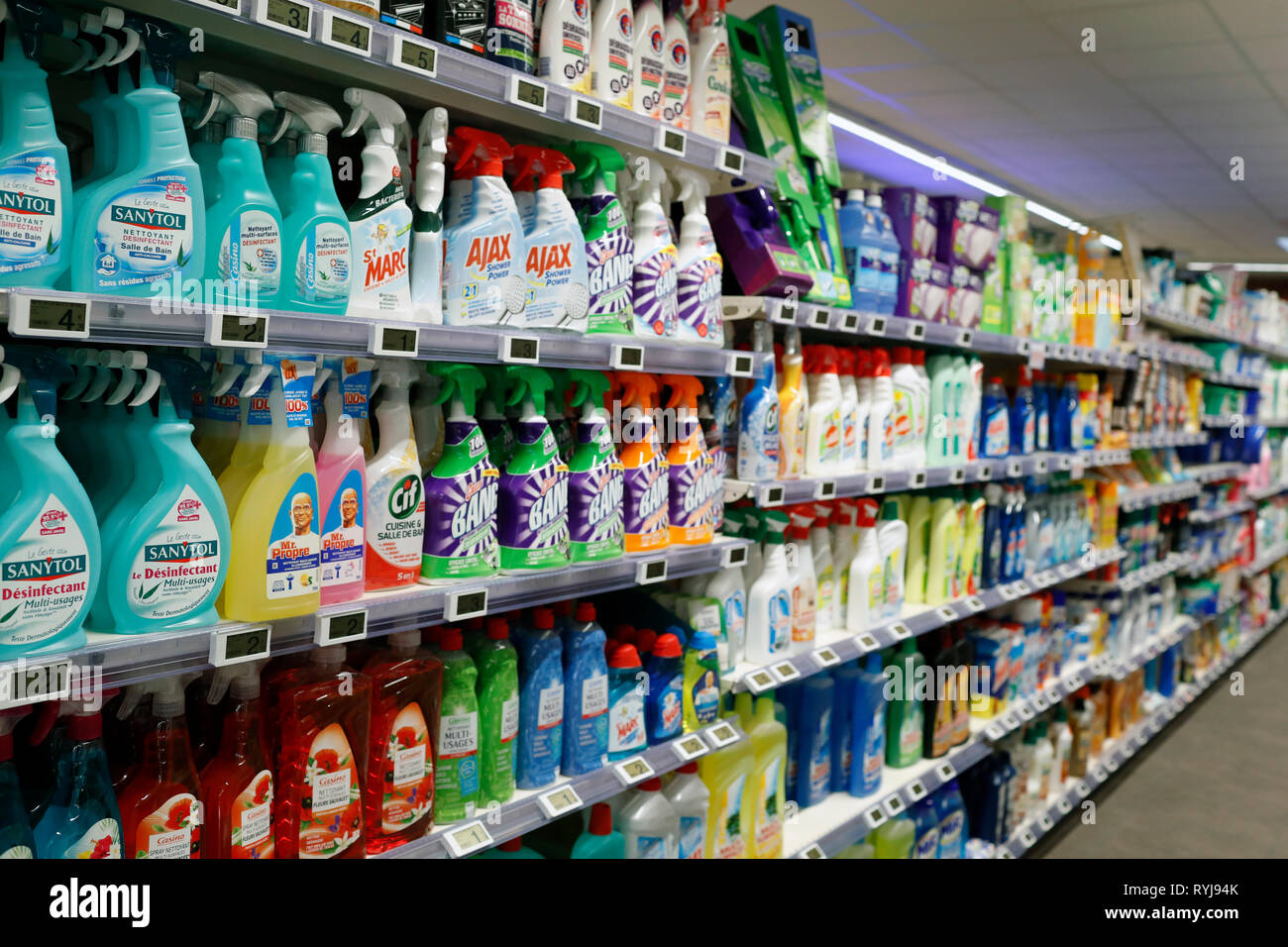 Bancarelle in fila al supermercato. La Francia. Foto Stock