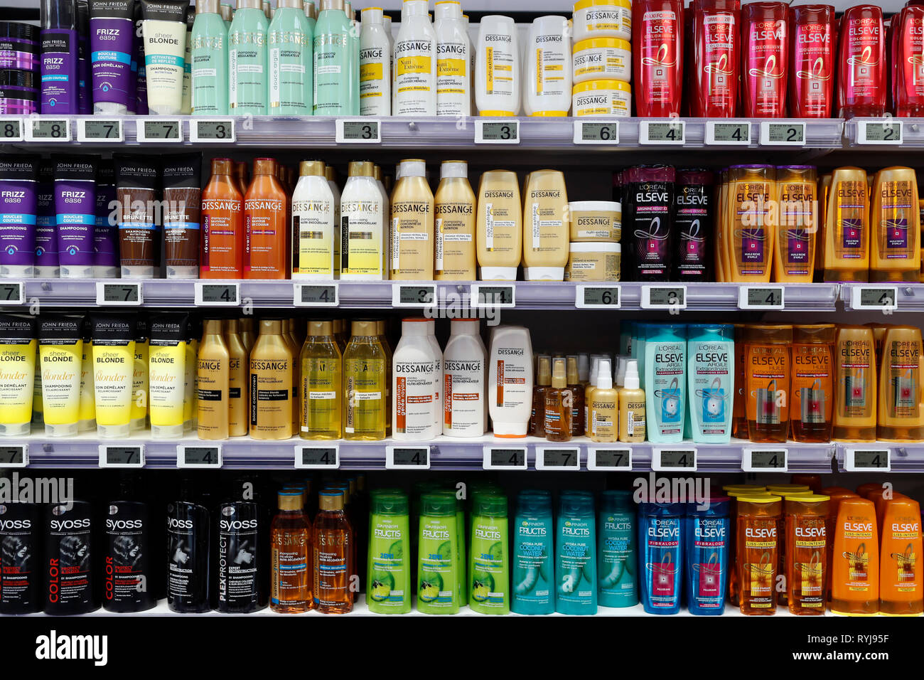 Cosmetici. Shampoo. Supermercato. La Francia. Foto Stock