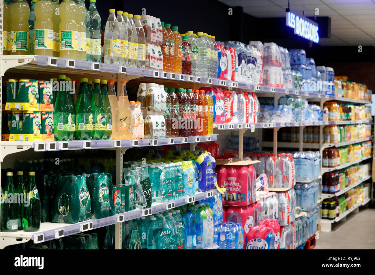 Bancarelle in fila al supermercato. Acqua minerale. La Francia. Foto Stock