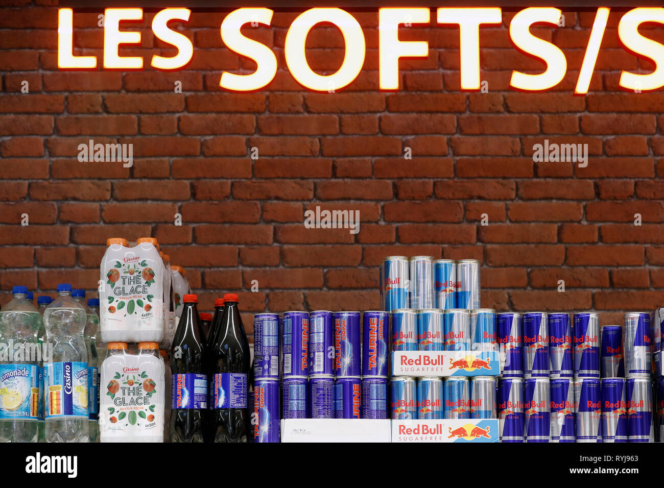 Bancarelle in fila al supermercato.soft drinks. Rosso - Boll. La Francia. Foto Stock