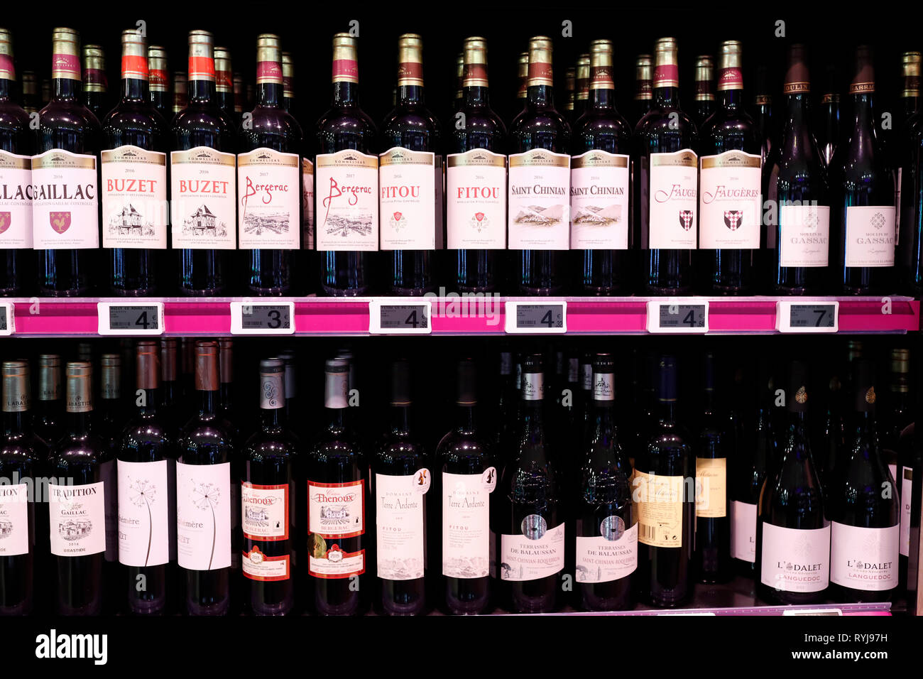 Bancarelle in fila al supermercato. Il vino. La Francia. Foto Stock