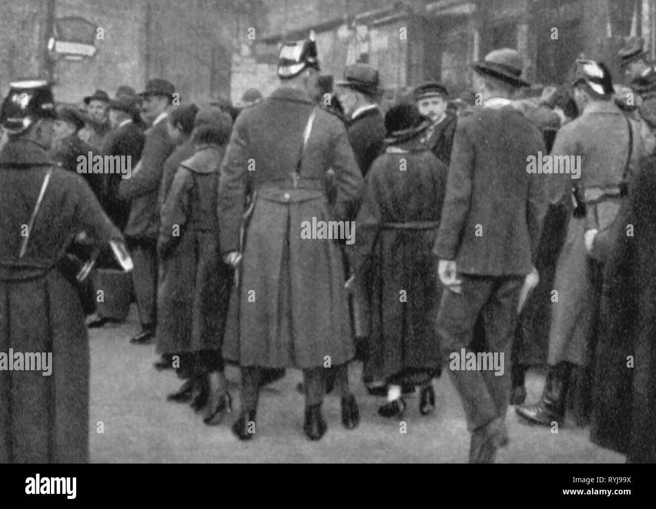 Cooperazione di polizia, Germania, protezione di polizia, assegnazione contro la dimostrazione di disoccupati, Berlino, circa 1930, Additional-Rights-Clearance-Info-Not-Available Foto Stock