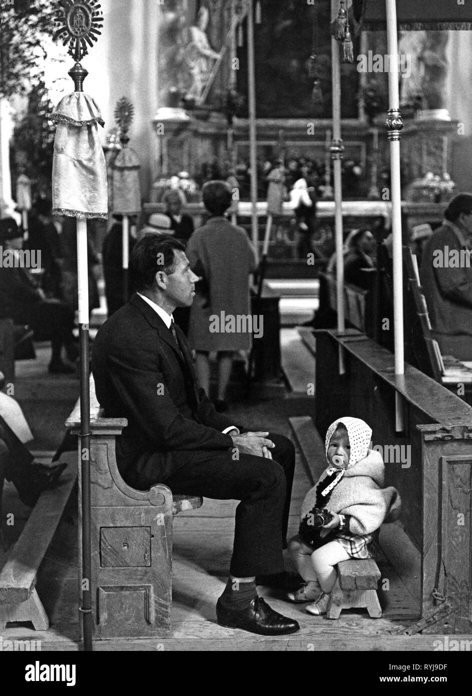 La religione, il cristianesimo, la preghiera, l'uomo con il bambino in pew Vilgertshofen, sessanta, Additional-Rights-Clearance-Info-Not-Available Foto Stock