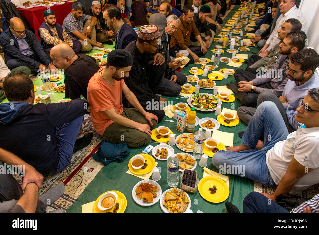 Iftar (cena di Ramadan rompendo il giorno lungo veloce) presso la Maison Soufie Sufi (Home), Saint-Ouen, Francia. Foto Stock
