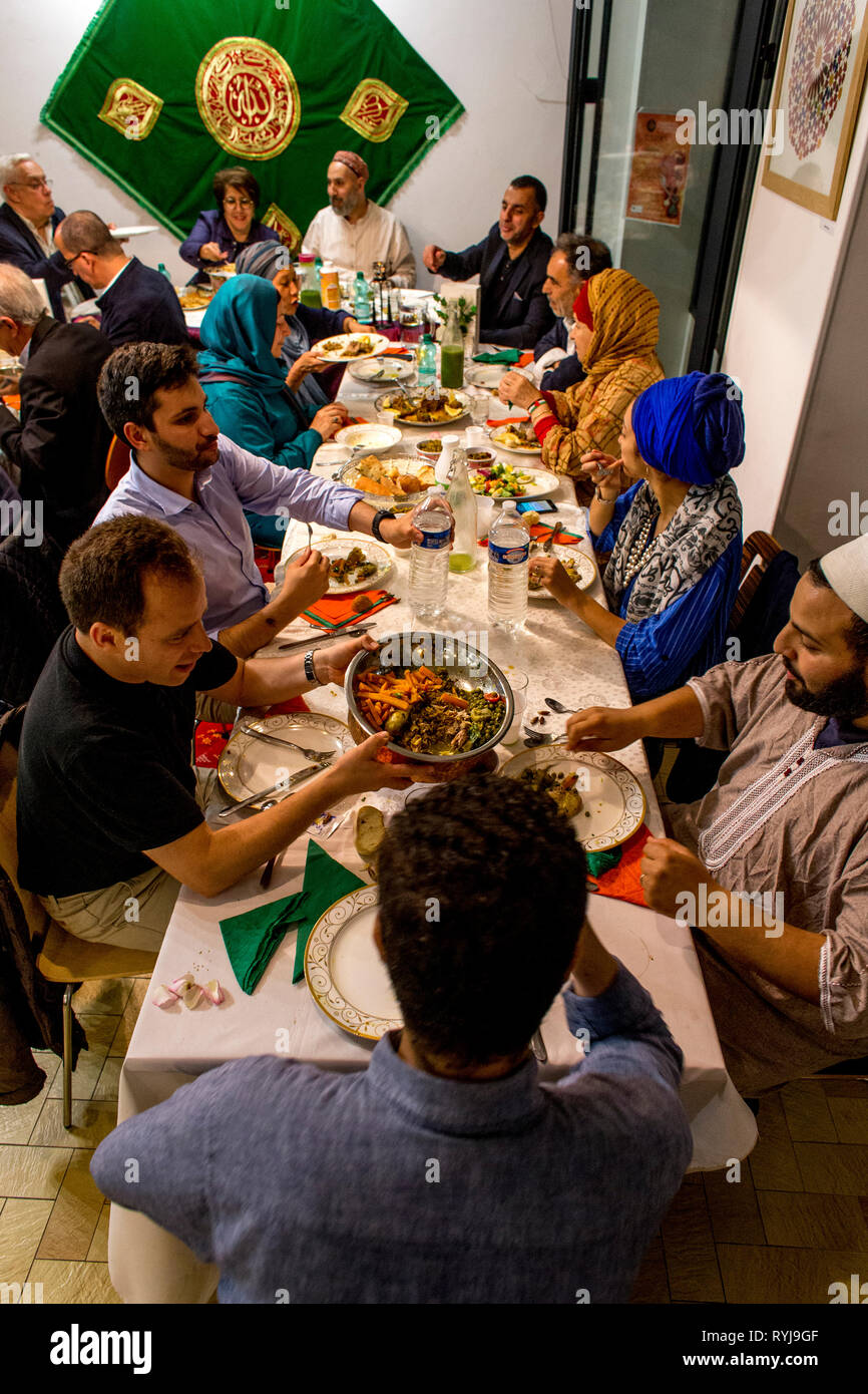 Iftar (cena di Ramadan rompendo il giorno lungo veloce) presso la Maison Soufie Sufi (Home), Saint-Ouen, Francia. Foto Stock