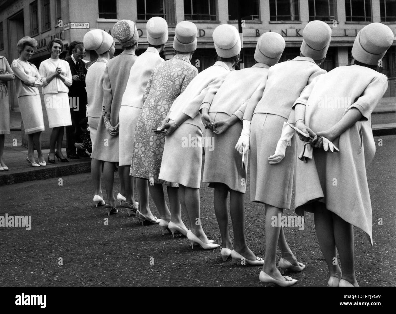Moda, abiti, donne in abiti e cappelli, in piedi in una fila, sessanta, Additional-Rights-Clearance-Info-Not-Available Foto Stock