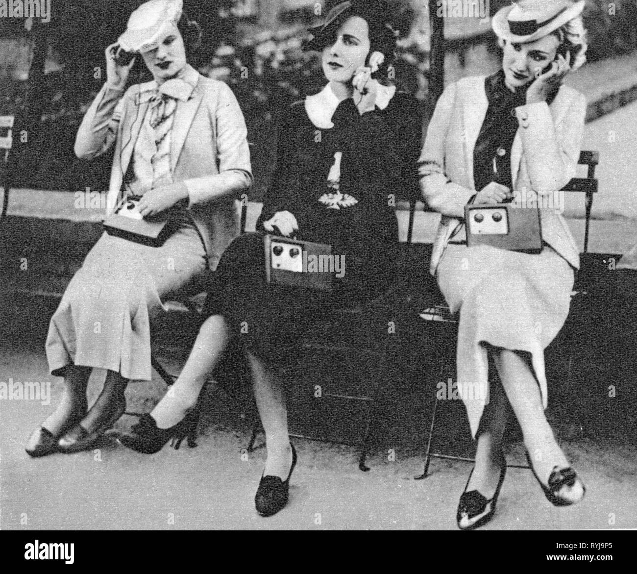 Broadcast, radio, apparecchi radio, tre donne con radio portatile consente di impostare in Hyde Park, London, 1930, Additional-Rights-Clearance-Info-Not-Available Foto Stock
