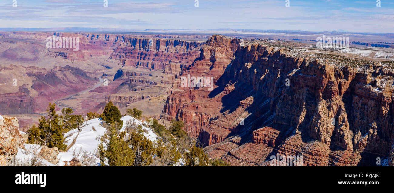 Panorama della vista del deserto si affacciano al Grand Canyon. Il fiume Colorado a sinistra, Palidades del deserto in esecuzione dal centro verso destra. Foto Stock